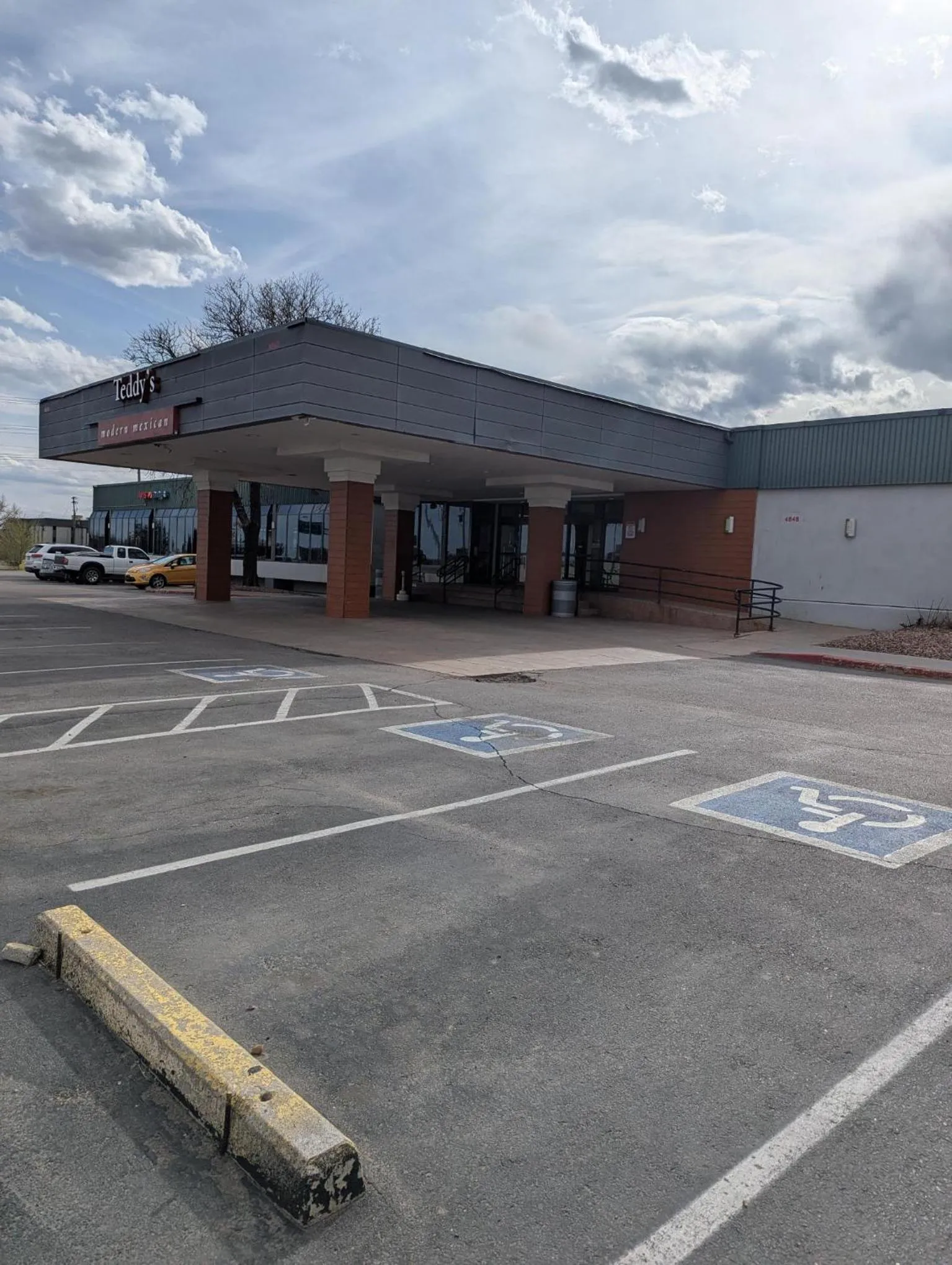 Property building in Plaza Hotel Denver Central