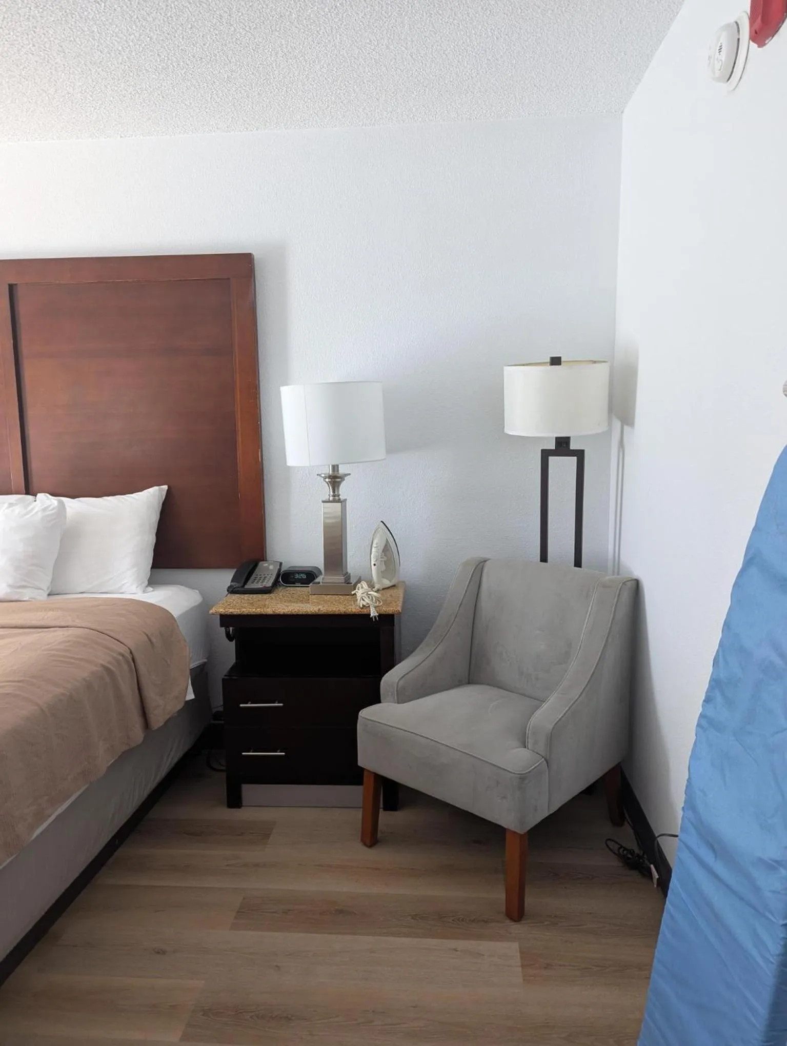 Seating area, Bed in Plaza Hotel Denver Central