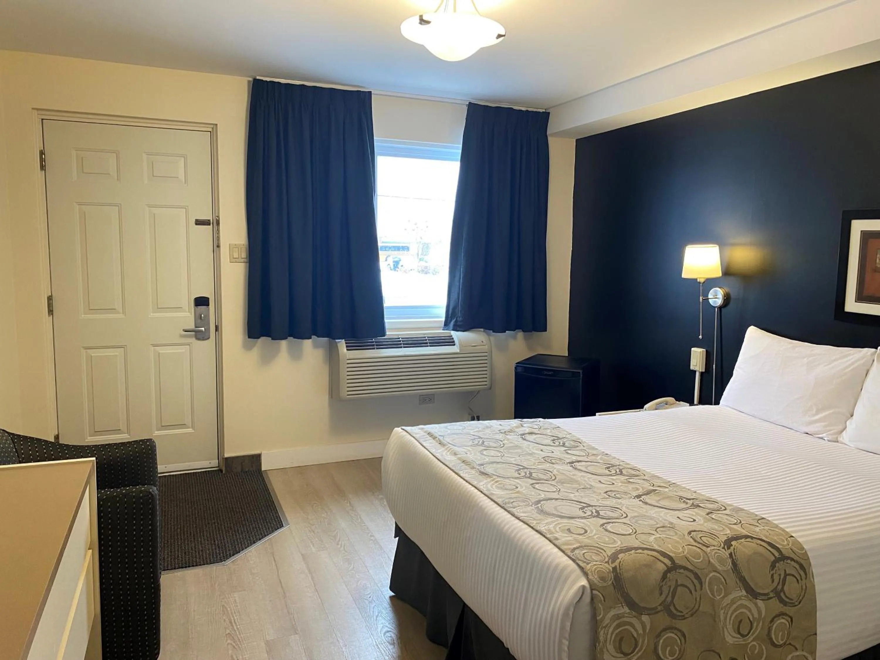 Photo of the whole room, Bed in Hôtel Centre-Ville