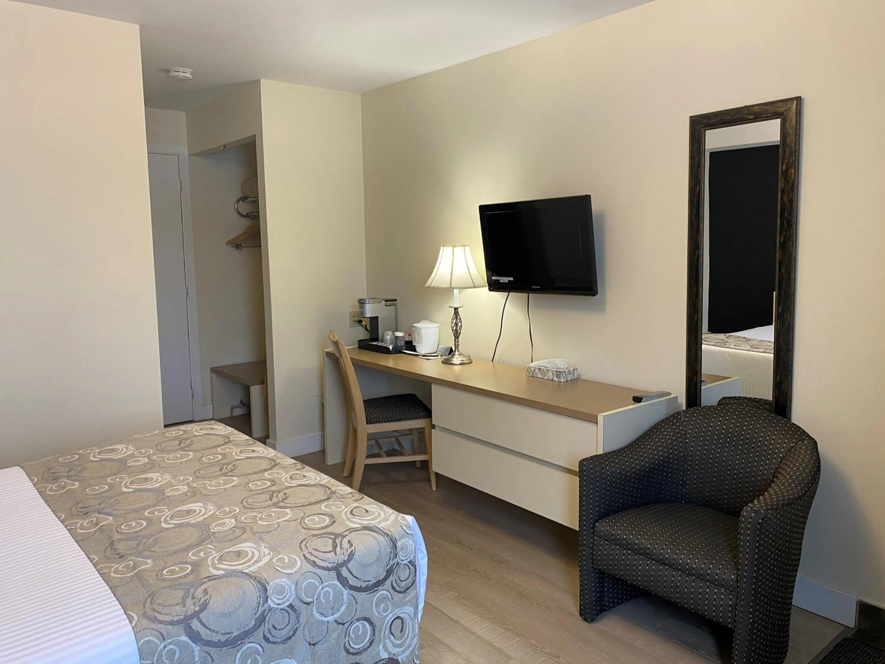 Seating area, Bed in Hôtel Centre-Ville