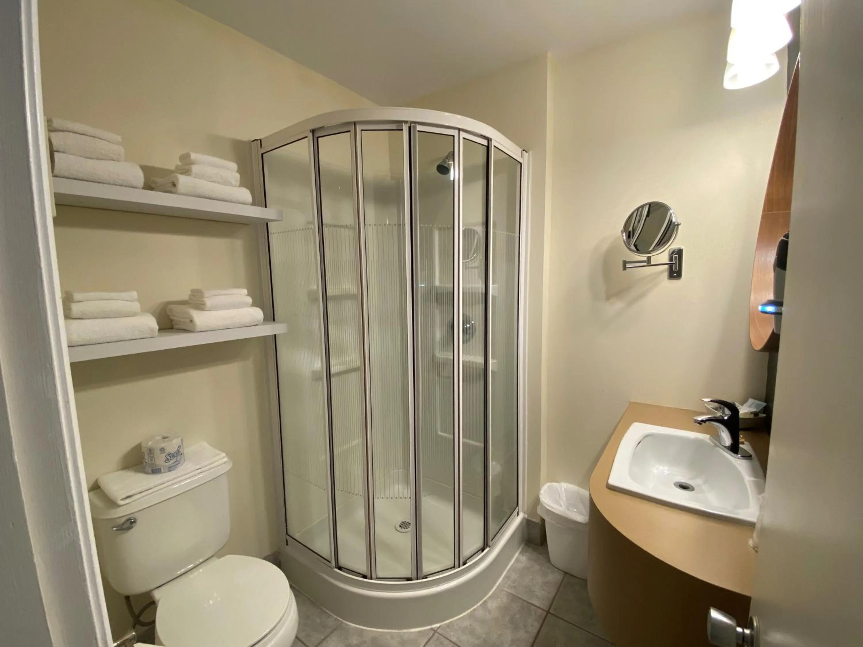 Bathroom in Hôtel Centre-Ville