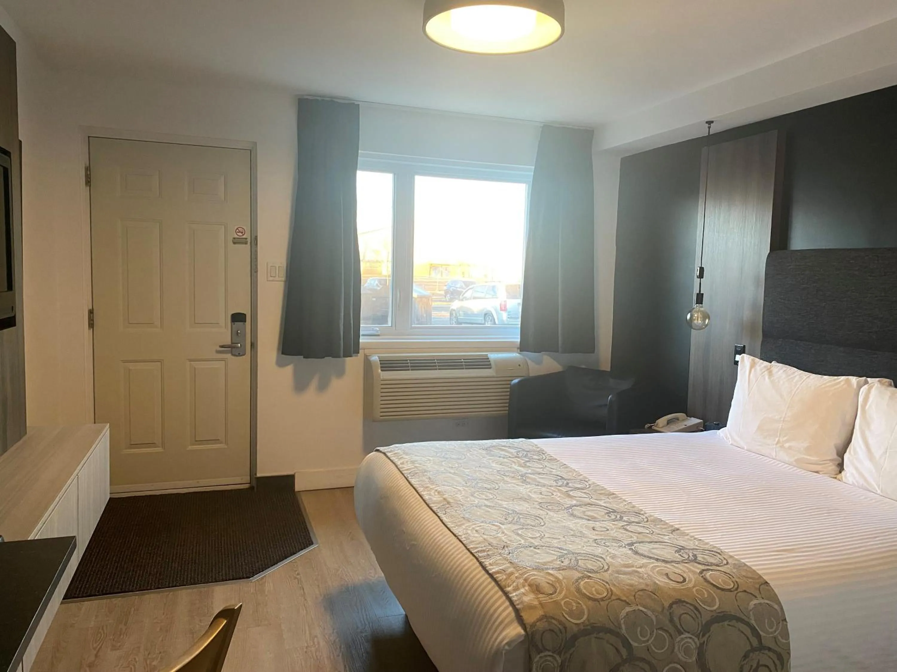 Photo of the whole room, Bed in Hôtel Centre-Ville