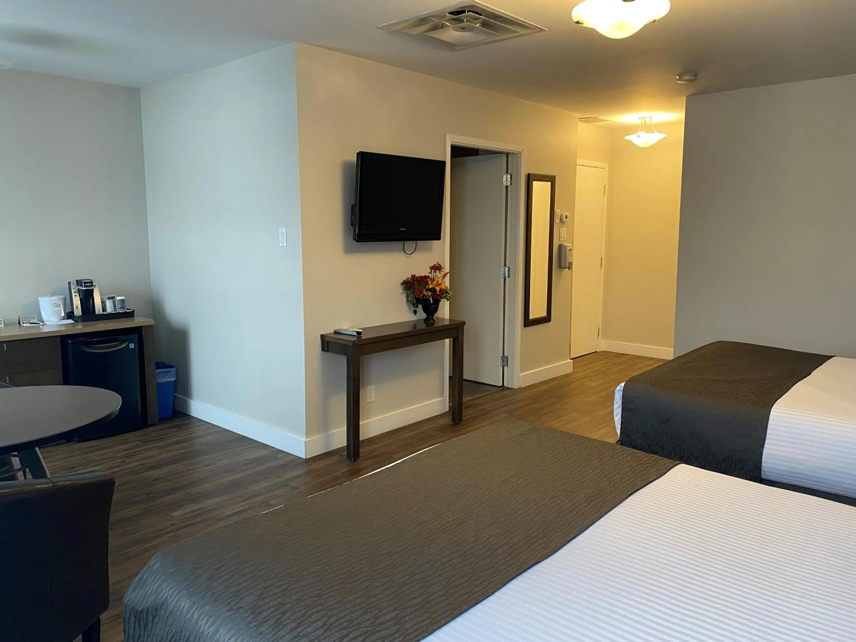 Photo of the whole room, Bed in Hôtel Centre-Ville