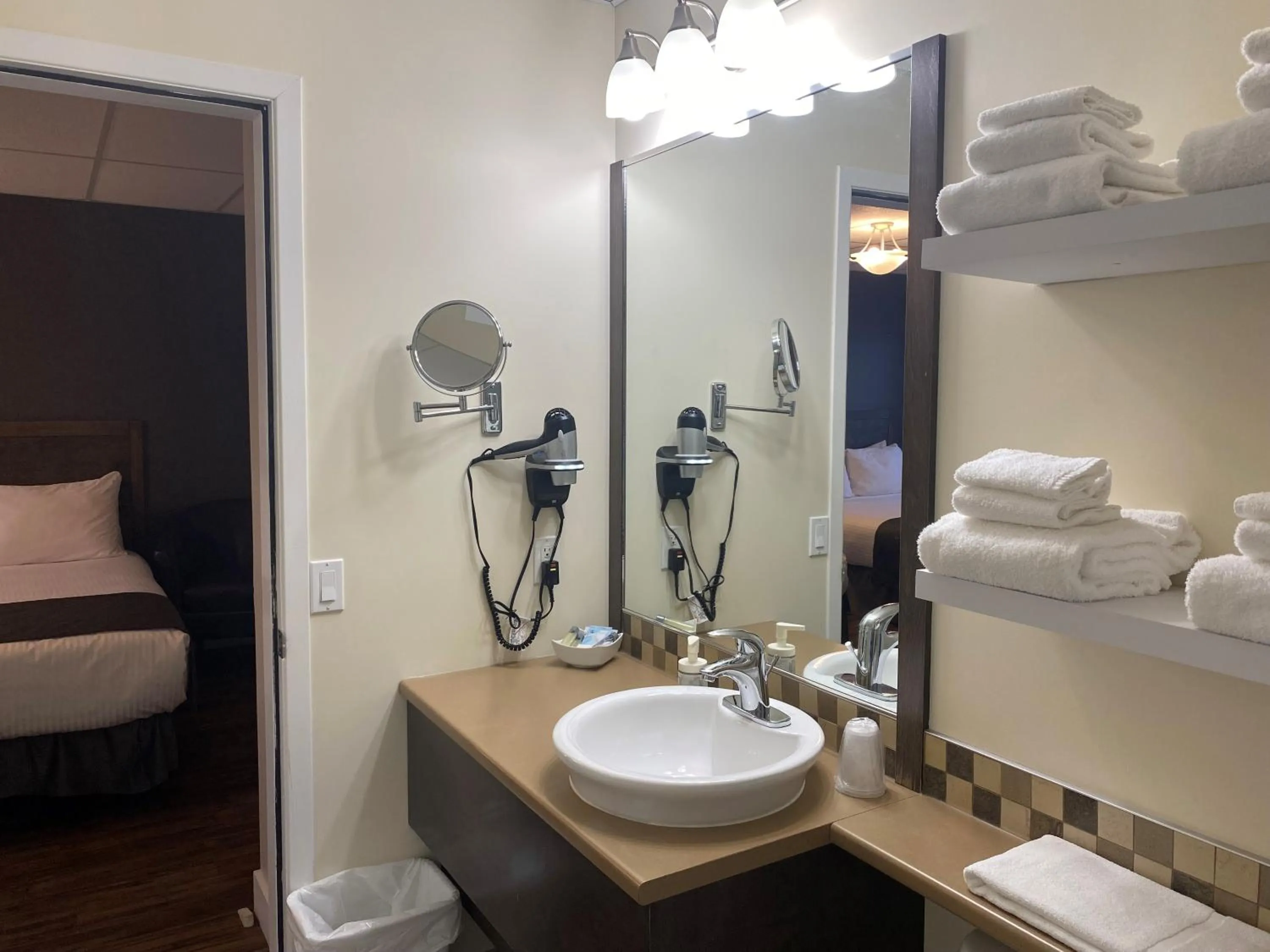 Bathroom, Bed in Hôtel Centre-Ville