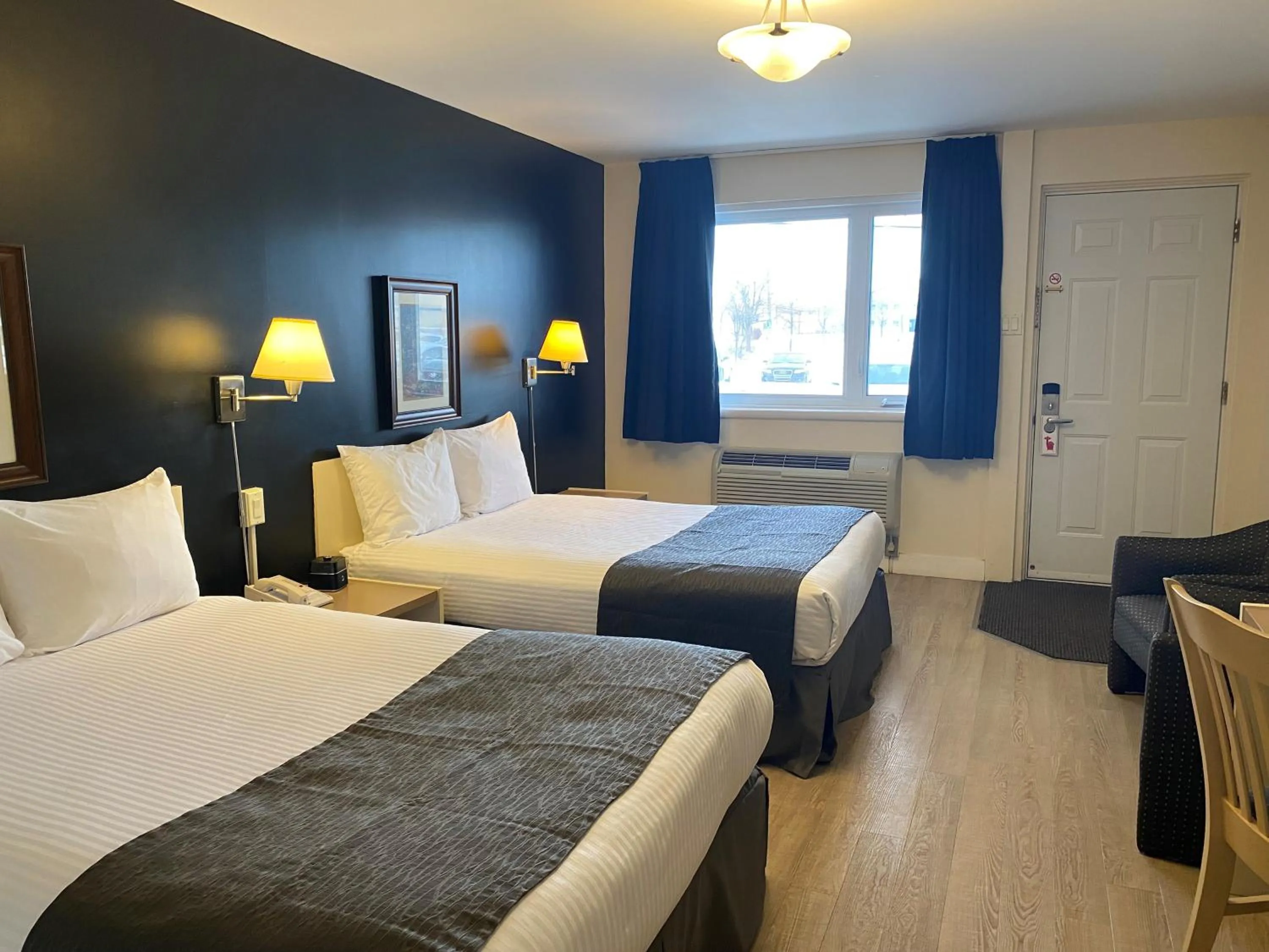 Photo of the whole room, Bed in Hôtel Centre-Ville