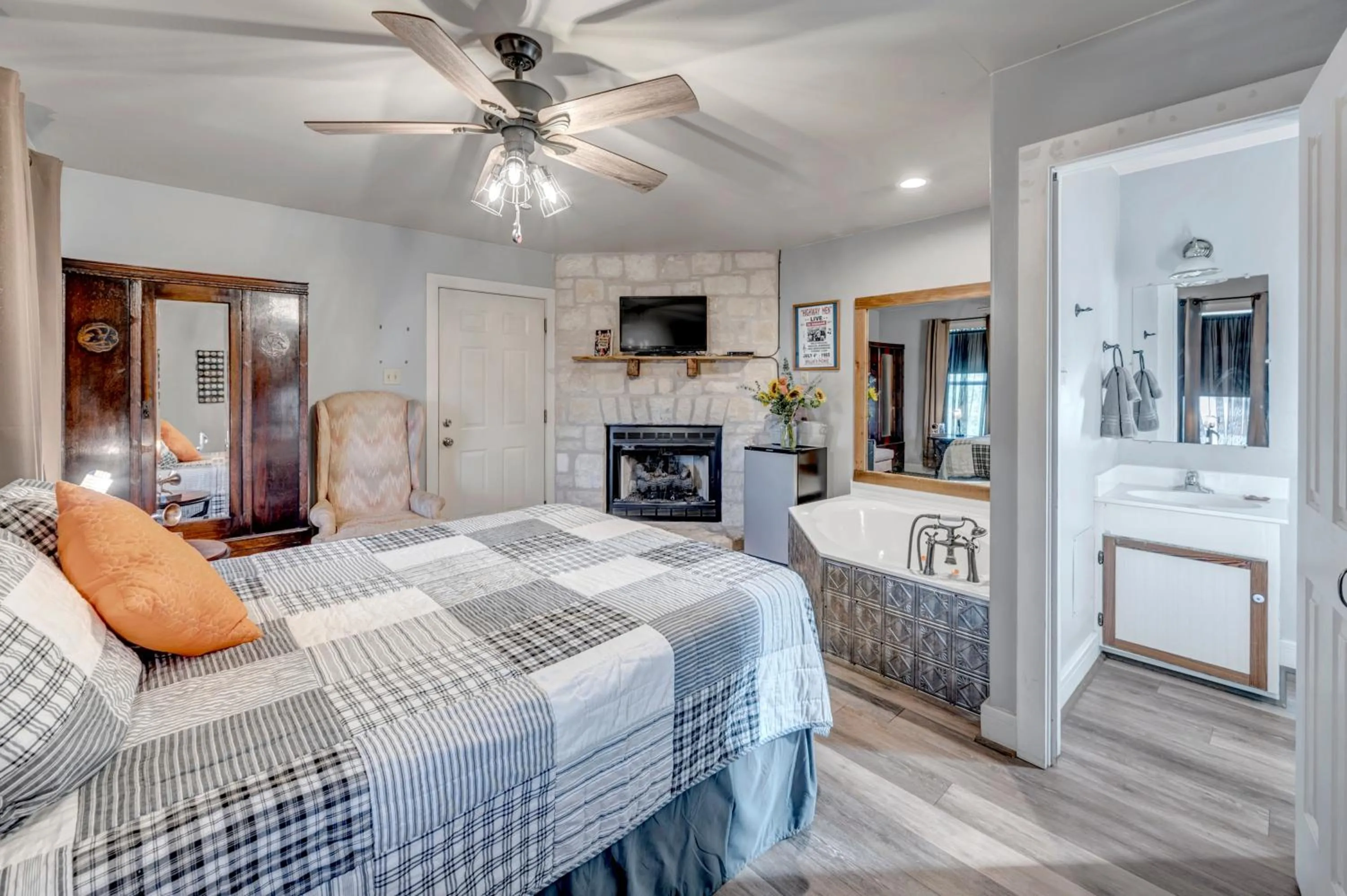 Photo of the whole room, Bed in Full Moon Inn