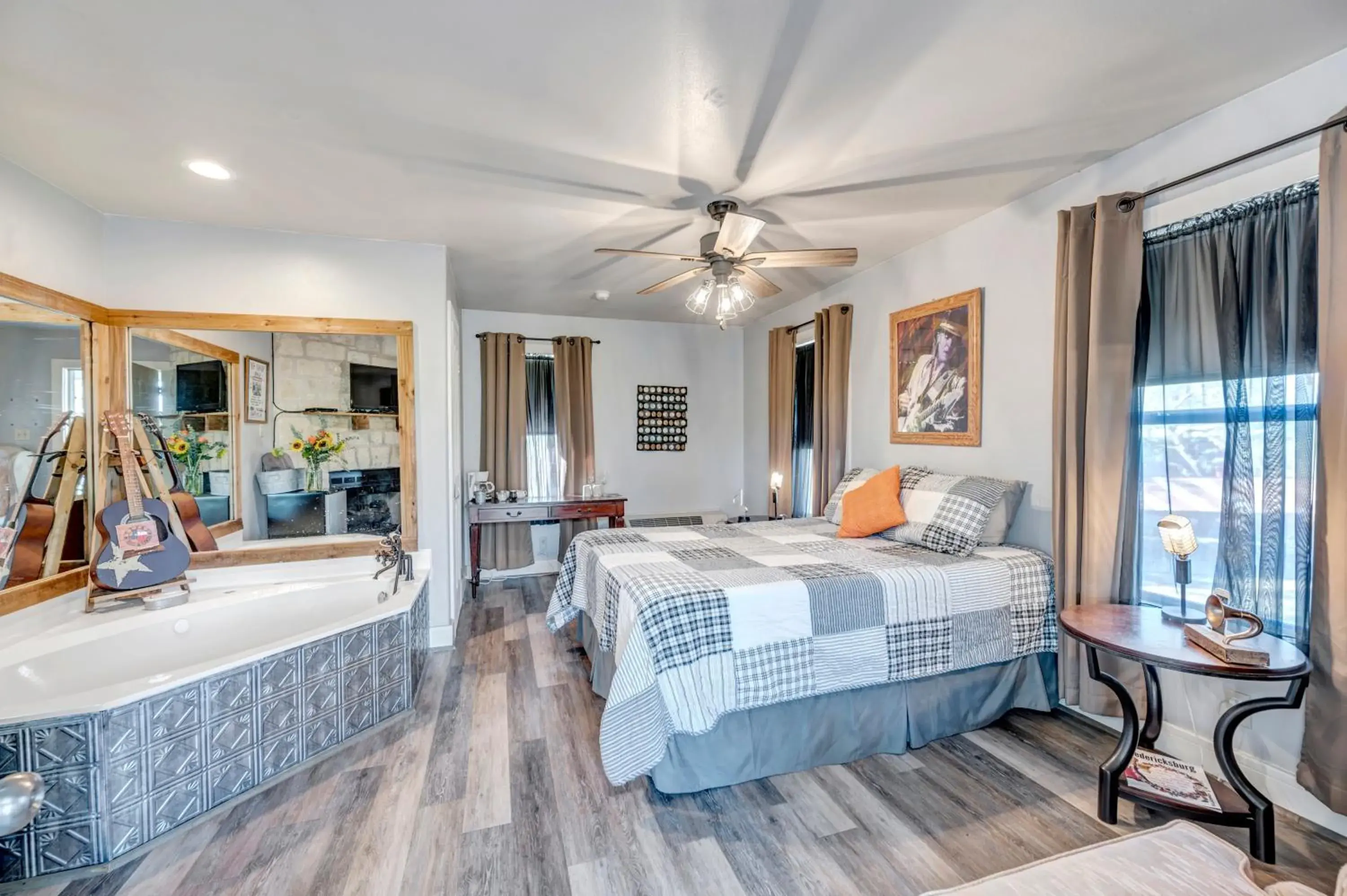 Queen Room with Spa Bath and Fireplace in Full Moon Inn Queen Room with Spa Bath and Fireplace in Full Moon Inn