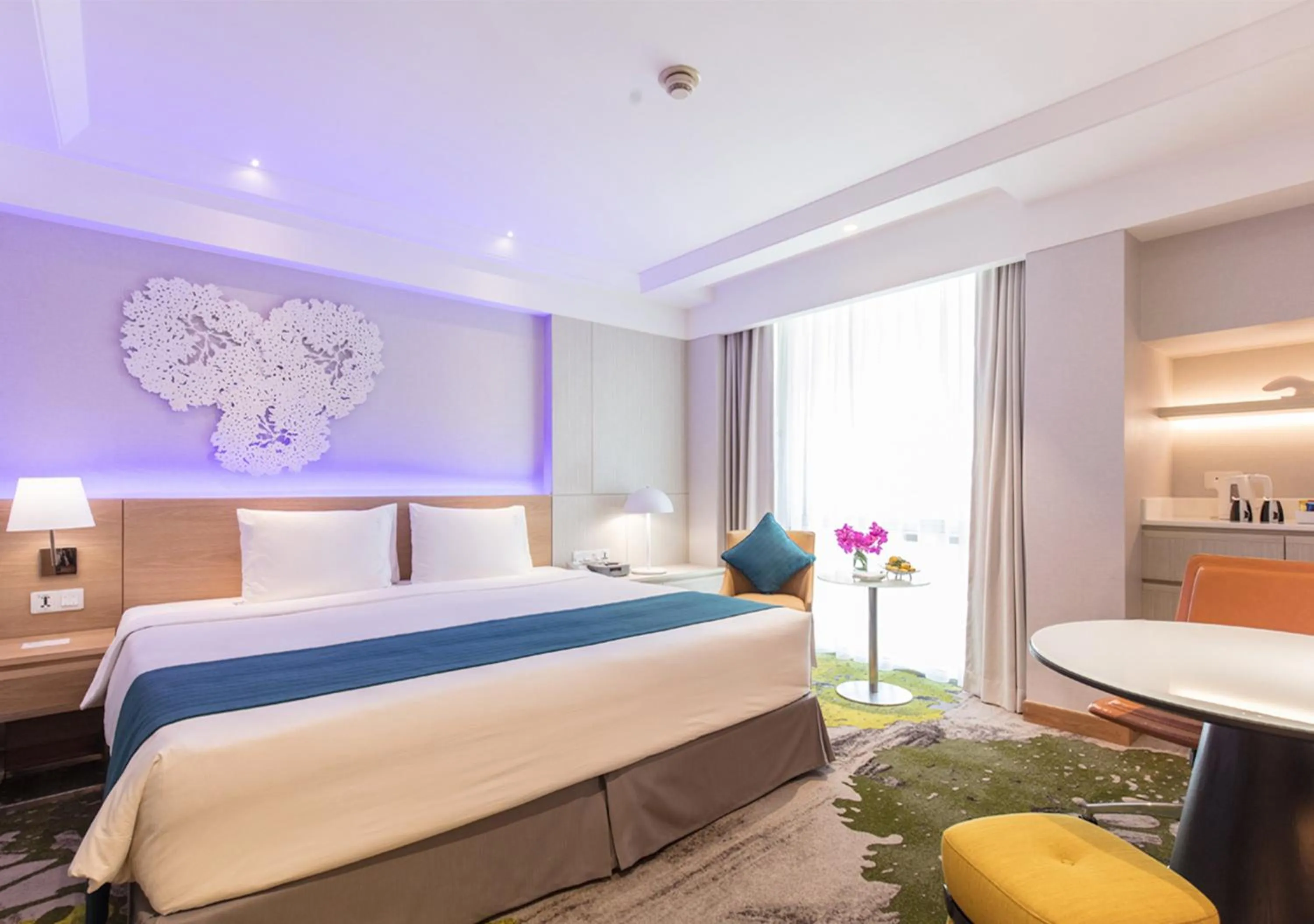 Photo of the whole room, Bed in Holiday Inn Bangkok by IHG