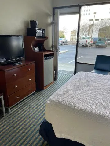 Bedroom, Bed in Days Inn by Wyndham Virginia Beach At The Beach