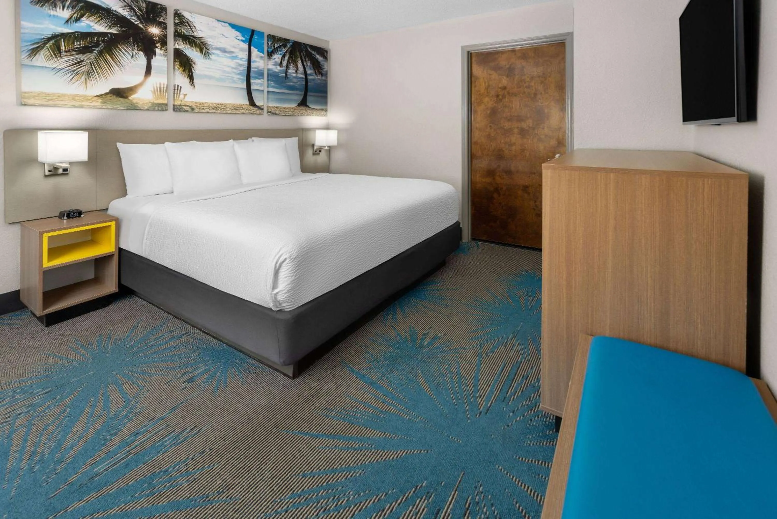 Photo of the whole room, Bed in Days Inn by Wyndham Acworth