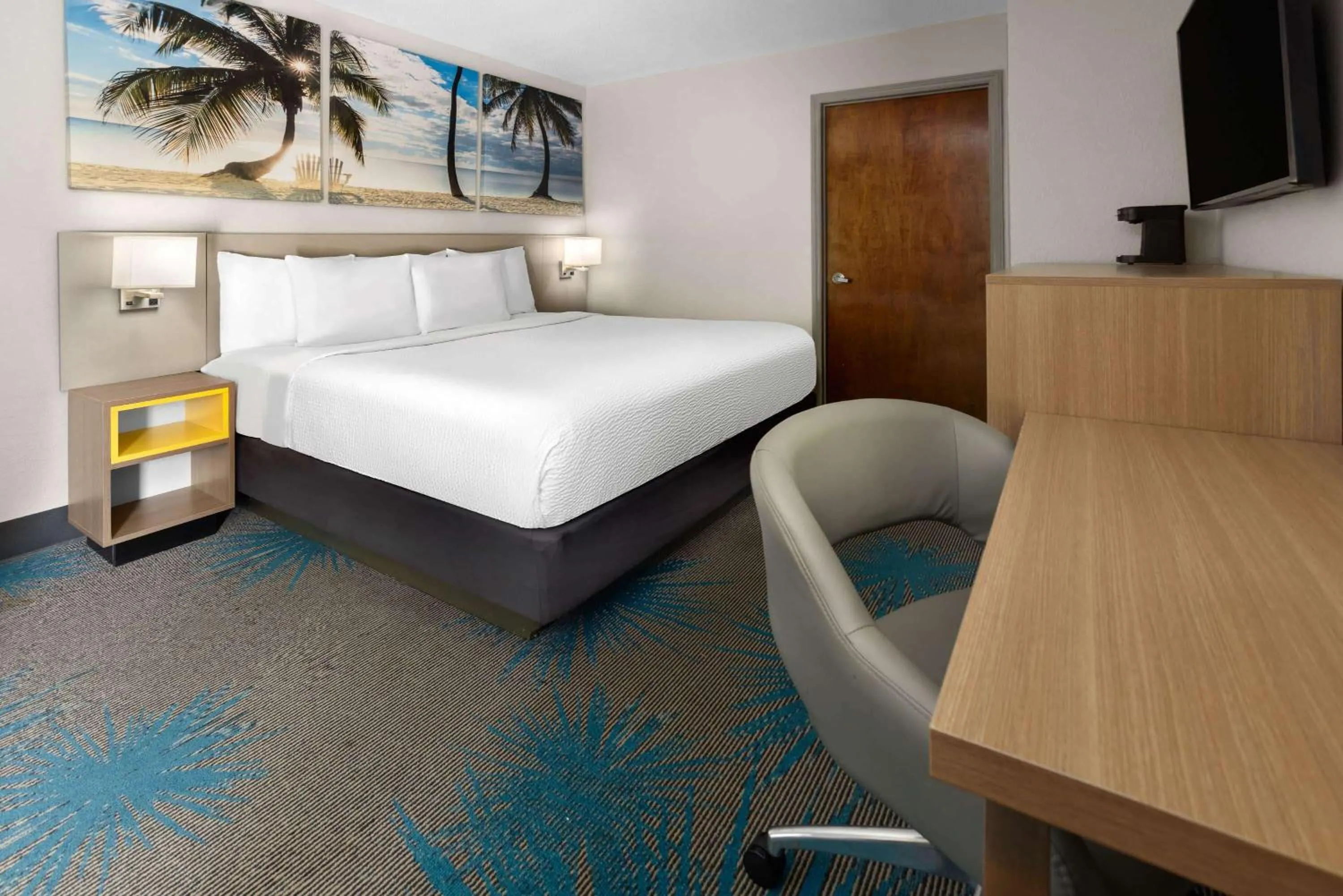 Photo of the whole room, Bed in Days Inn by Wyndham Acworth