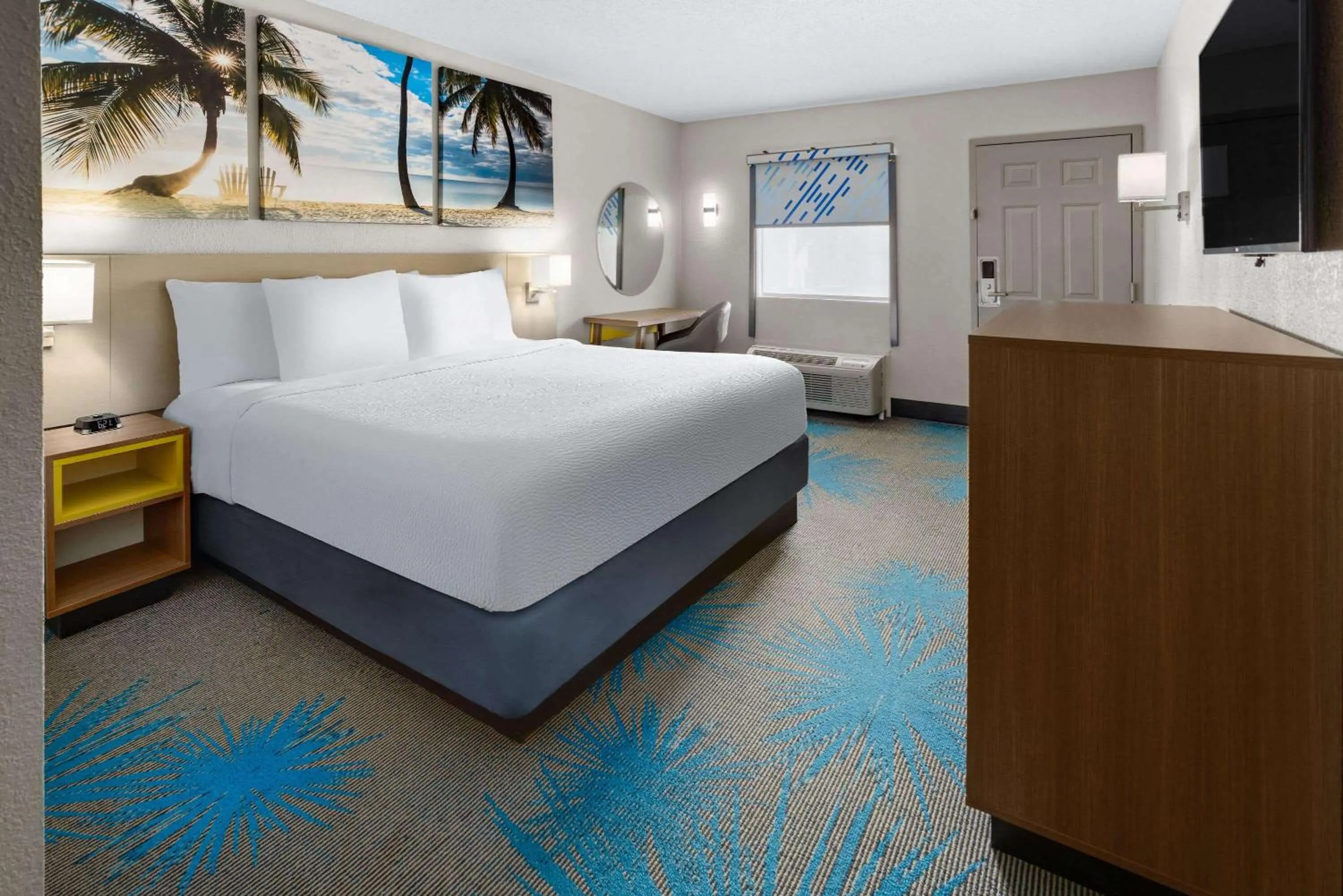 Photo of the whole room, Bed in Days Inn by Wyndham Acworth