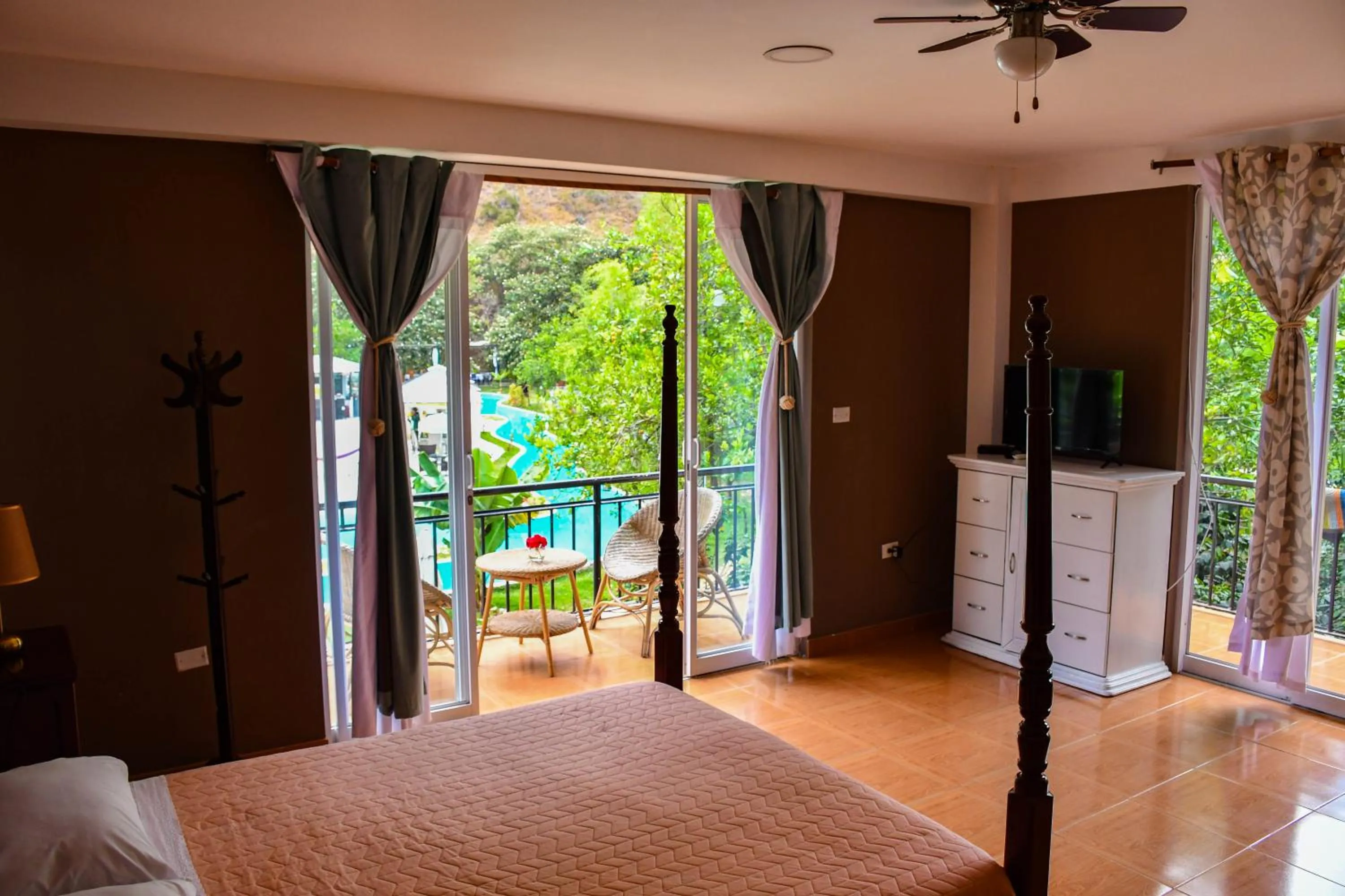 Bed in Zoila's Suite Escape