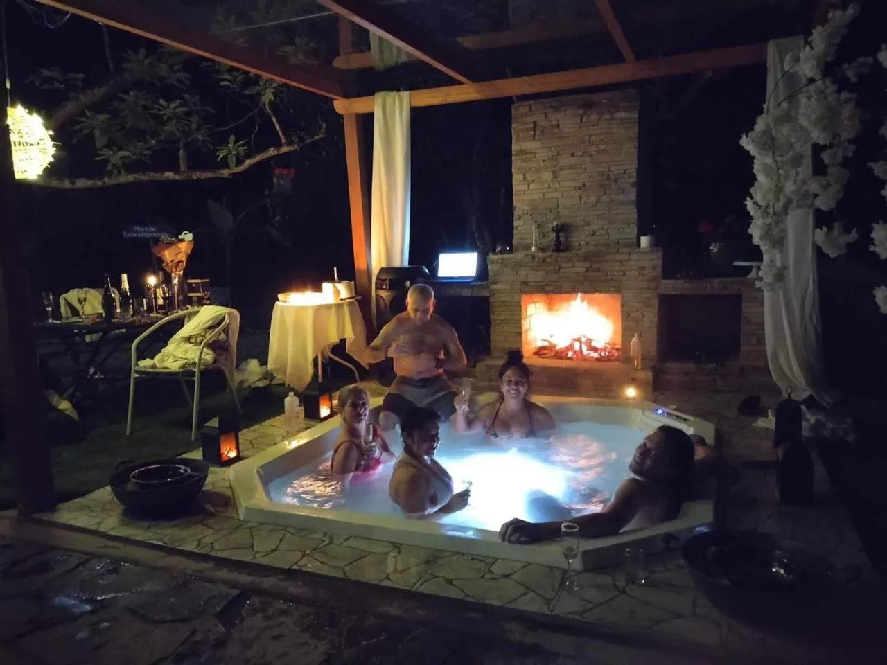 Hot Tub in Zoila's Suite Escape