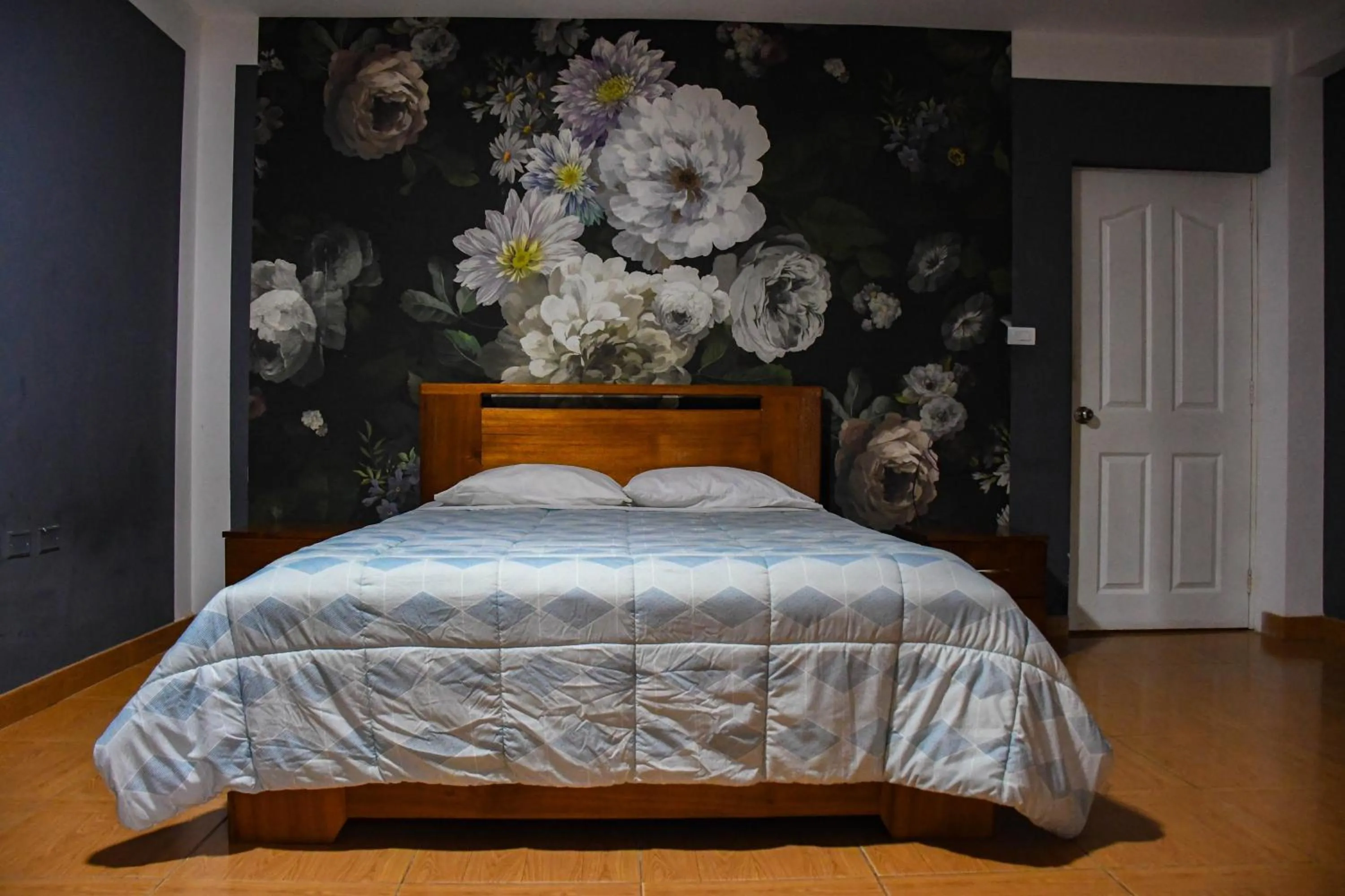 Bedroom, Bed in Zoila's Suite Escape