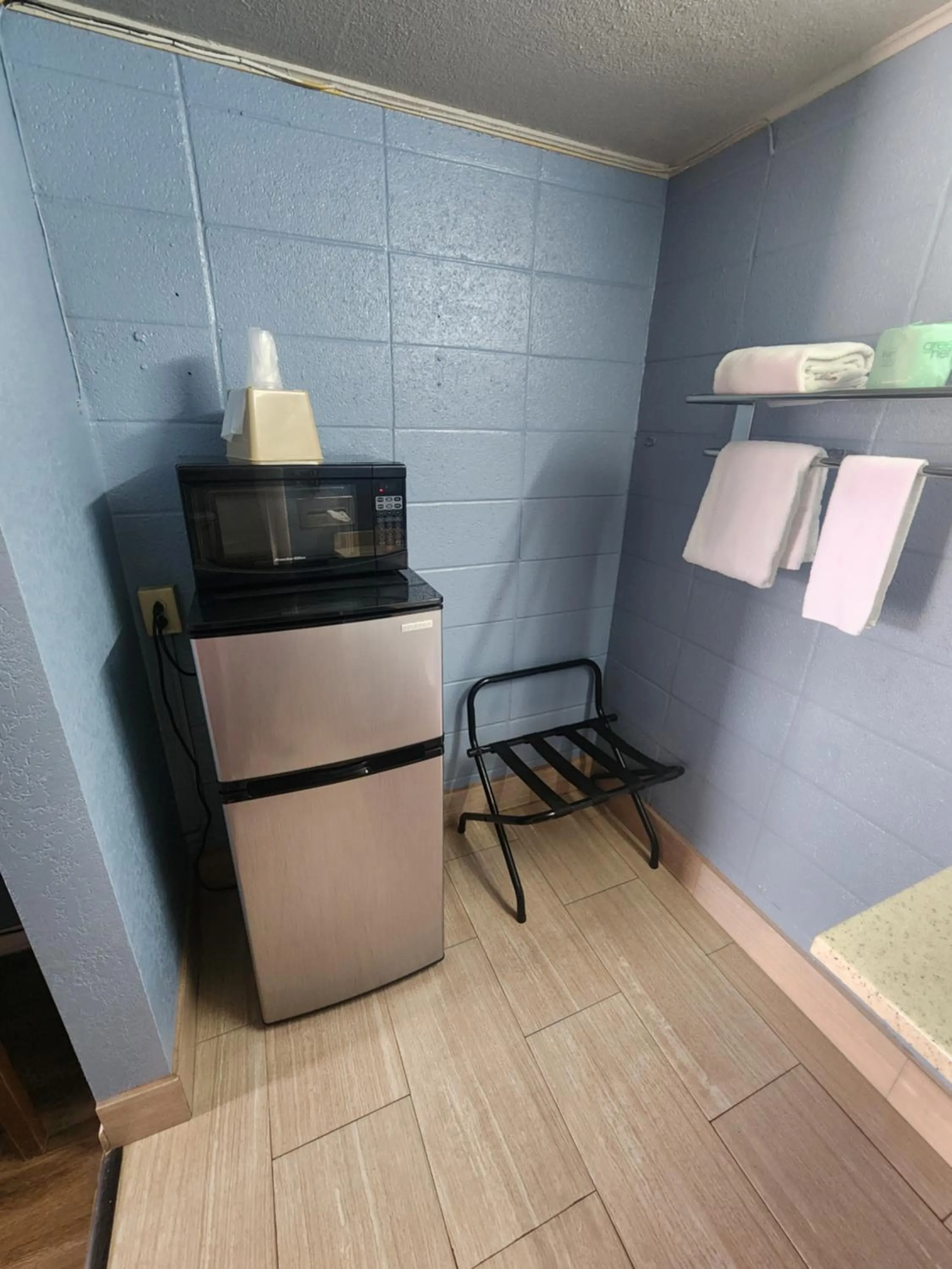 microwave in Guest House Motel