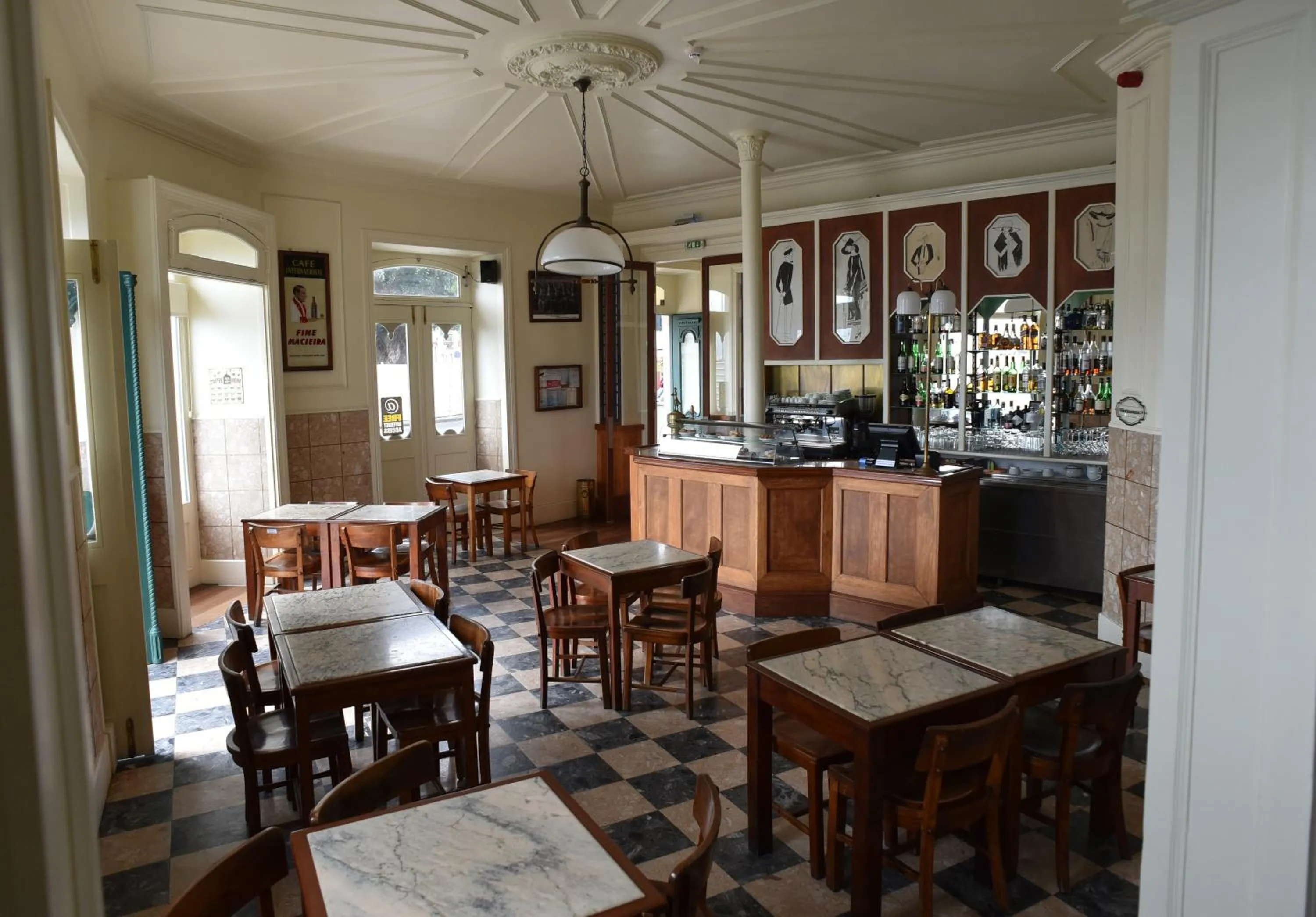 Restaurant/places to eat in Internacional Azores Boutique