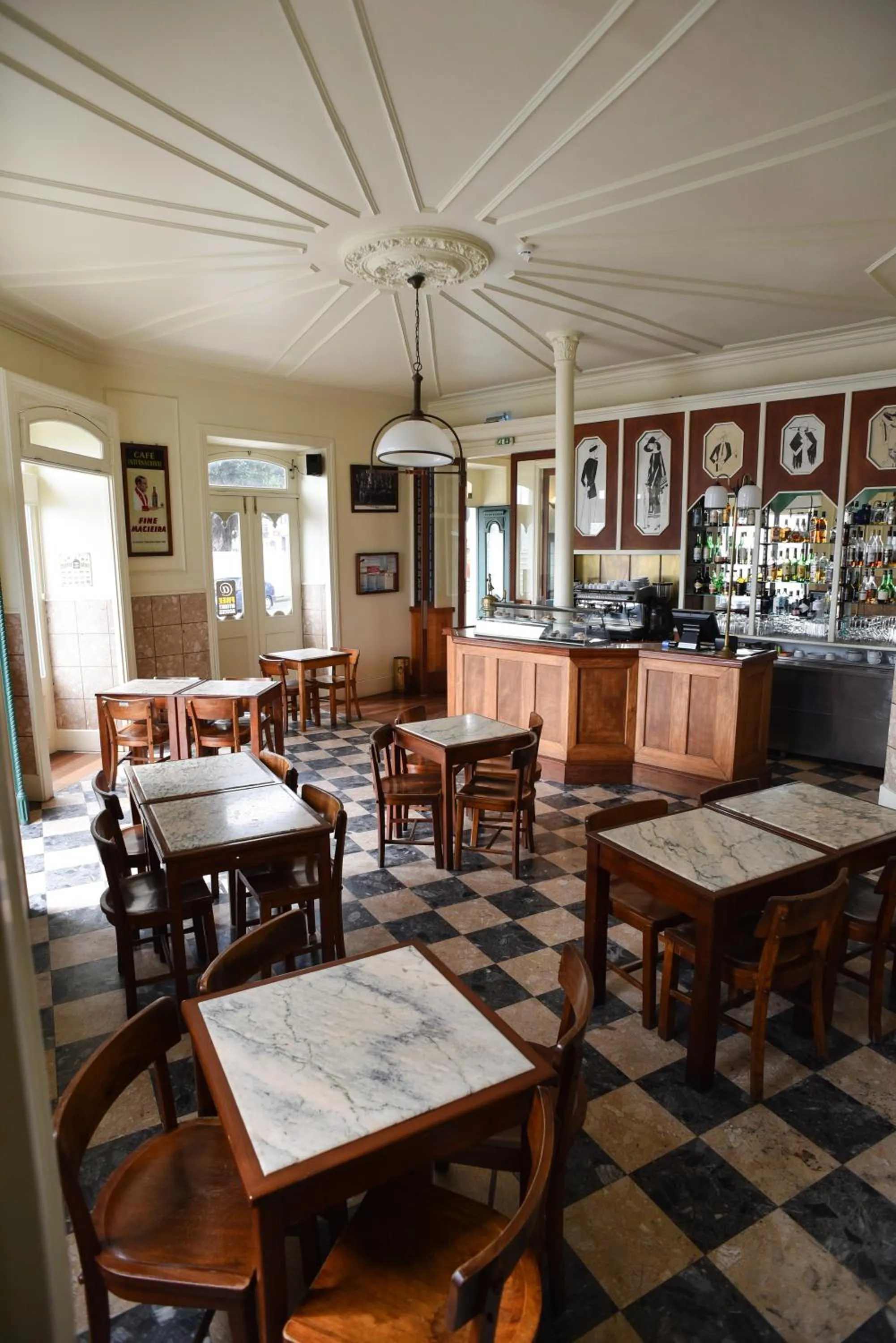 Restaurant/places to eat in Internacional Azores Boutique