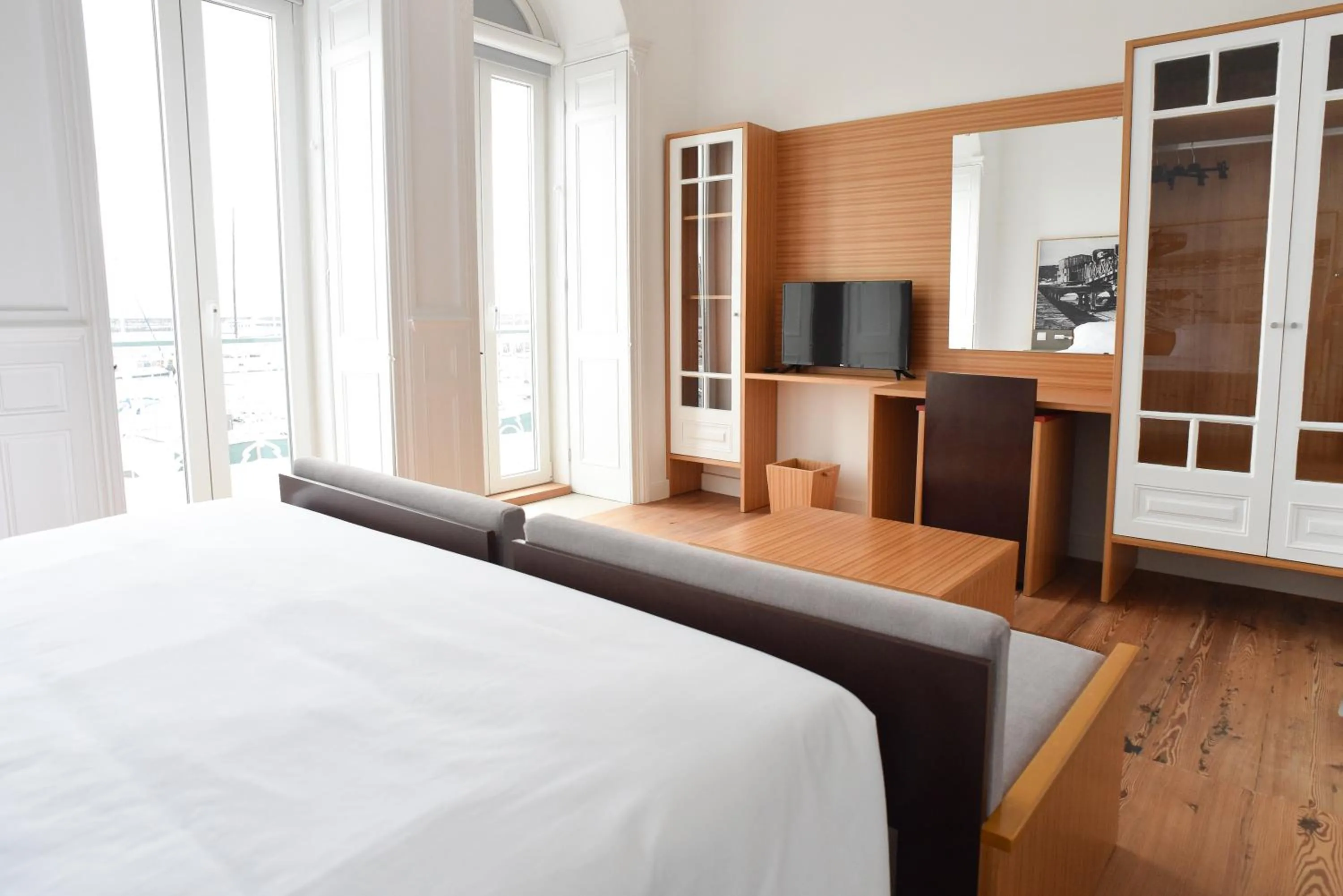 Communal lounge/ TV room, Bed in Internacional Azores Boutique