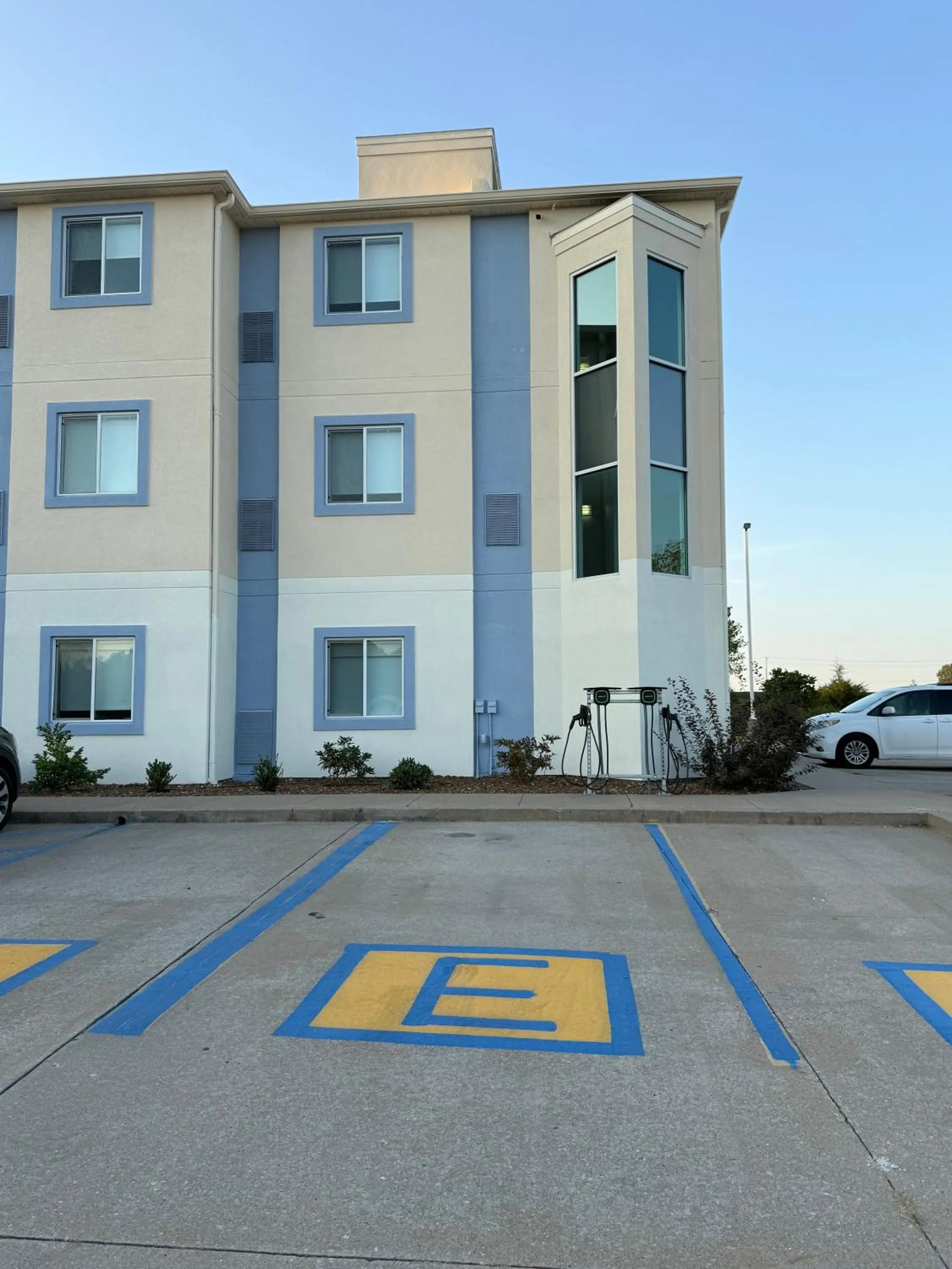 Parking in Baymont by Wyndham Kingdom City