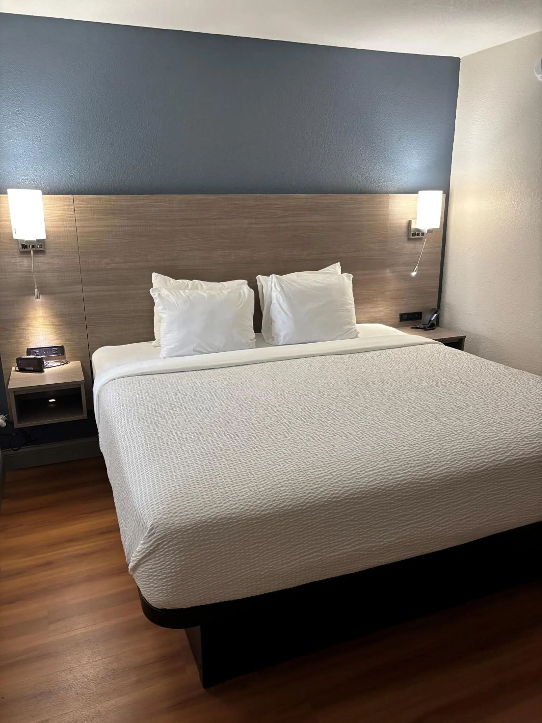 Guests, Bed in Baymont by Wyndham Kingdom City