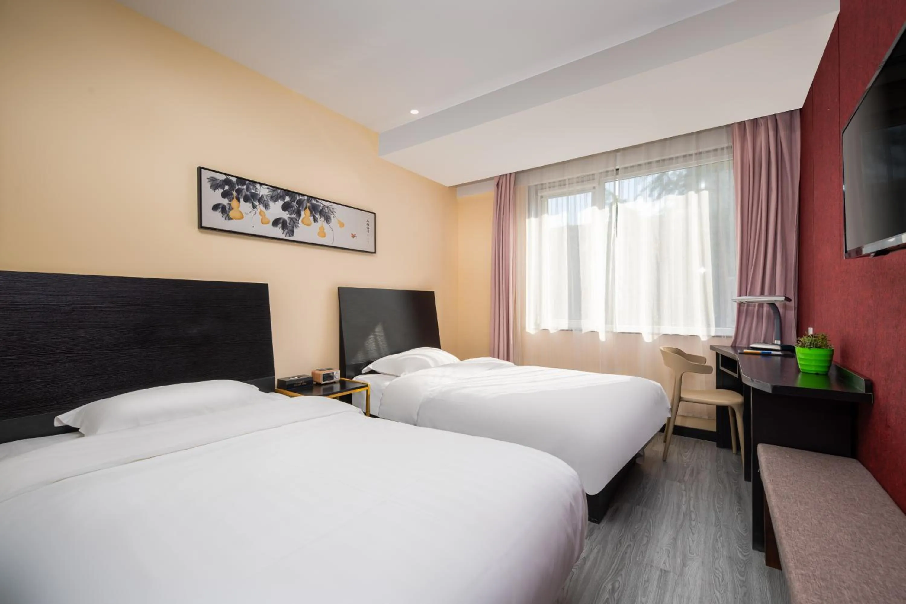 Bed in Spring Time Hostel--Nearby Tiananmen square & Forbidden City & Wangfujing Street & Line 5,6 Subway Nearby,Free WiFi