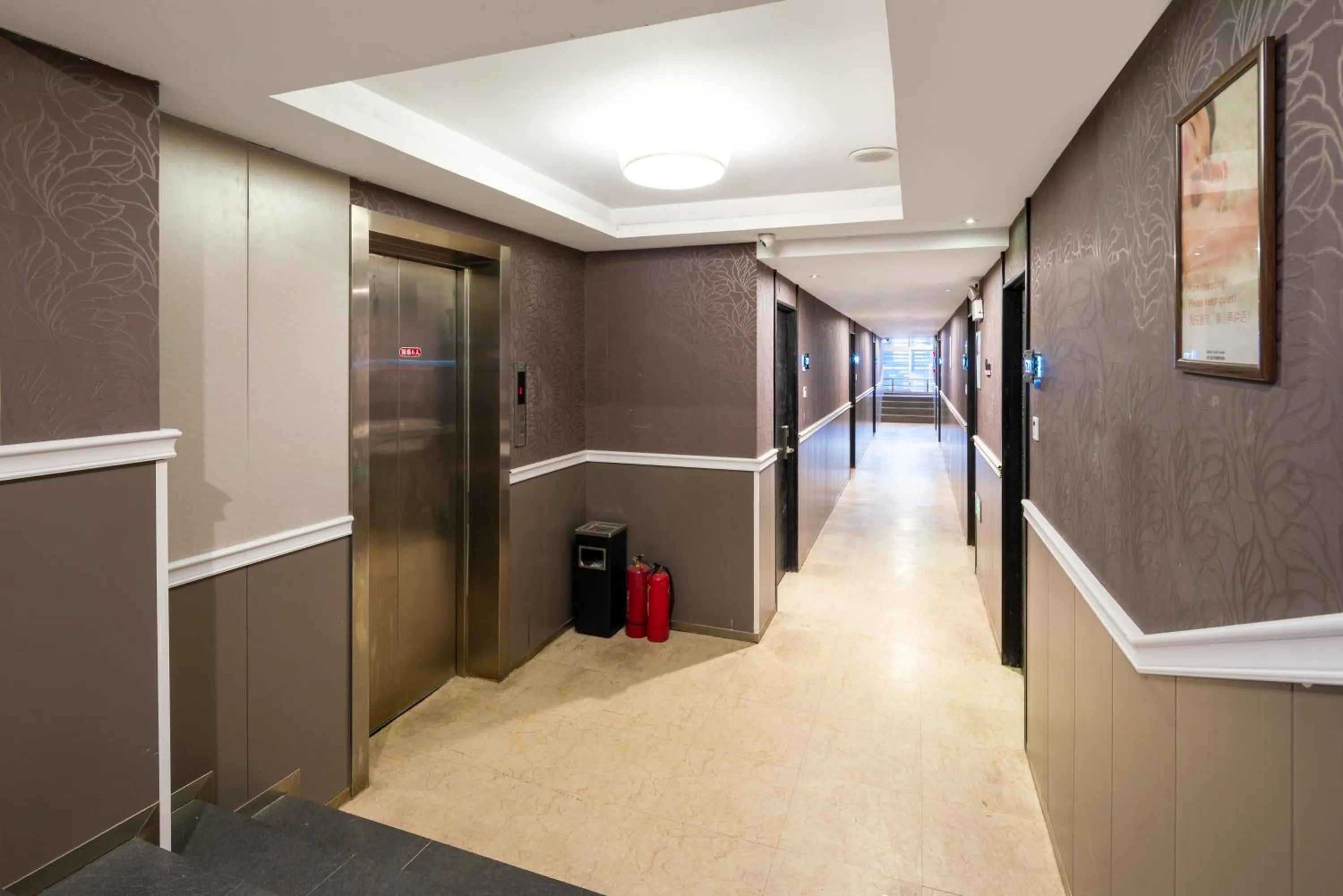 Spring Time Hostel--Nearby Tiananmen square & Forbidden City & Wangfujing Street & Line 5,6 Subway Nearby,Free WiFi