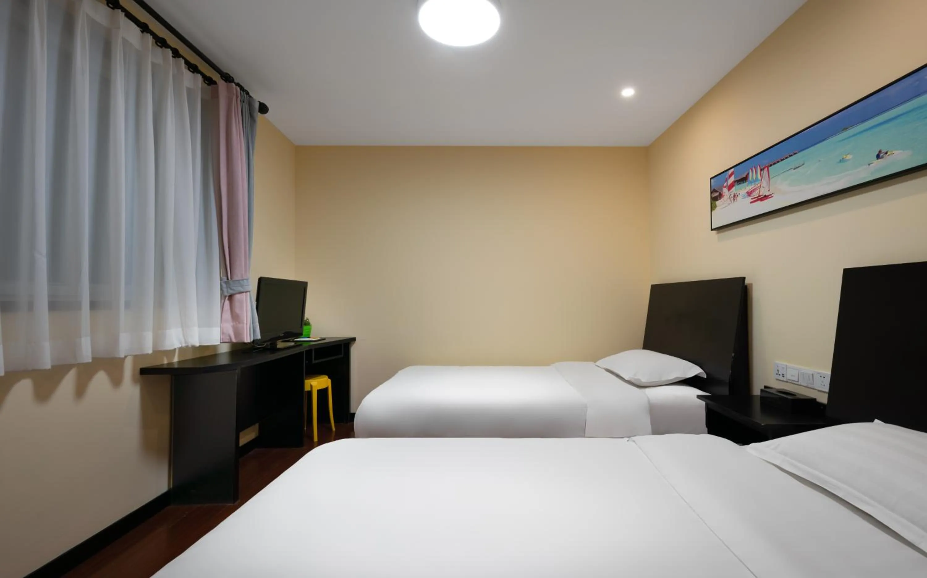 Bed in Spring Time Hostel--Nearby Tiananmen square & Forbidden City & Wangfujing Street & Line 5,6 Subway Nearby,Free WiFi