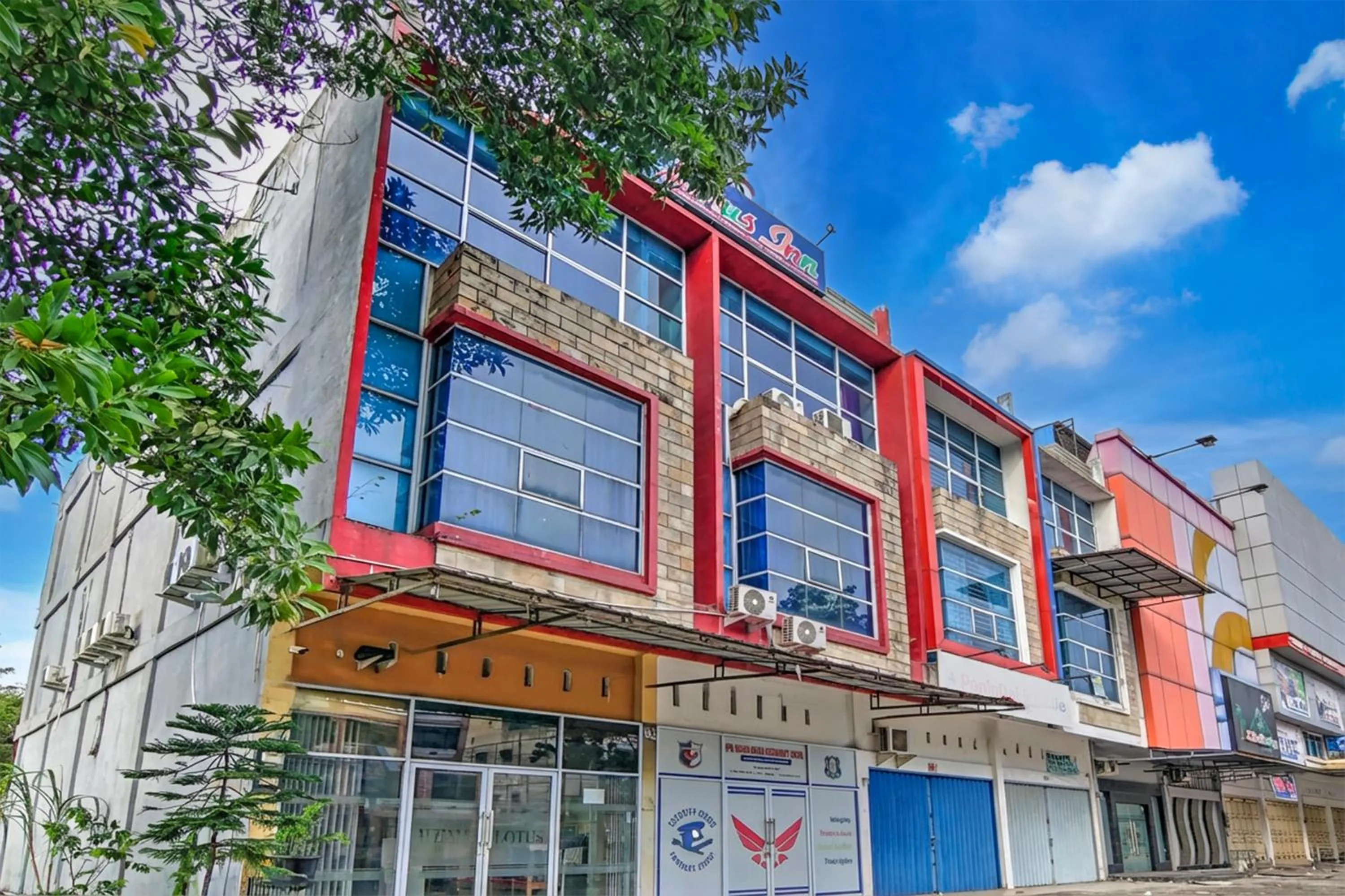 Facade/entrance in Hotel O Pekanbaru near Mall Ciputra Seraya formerly Lotus Inn