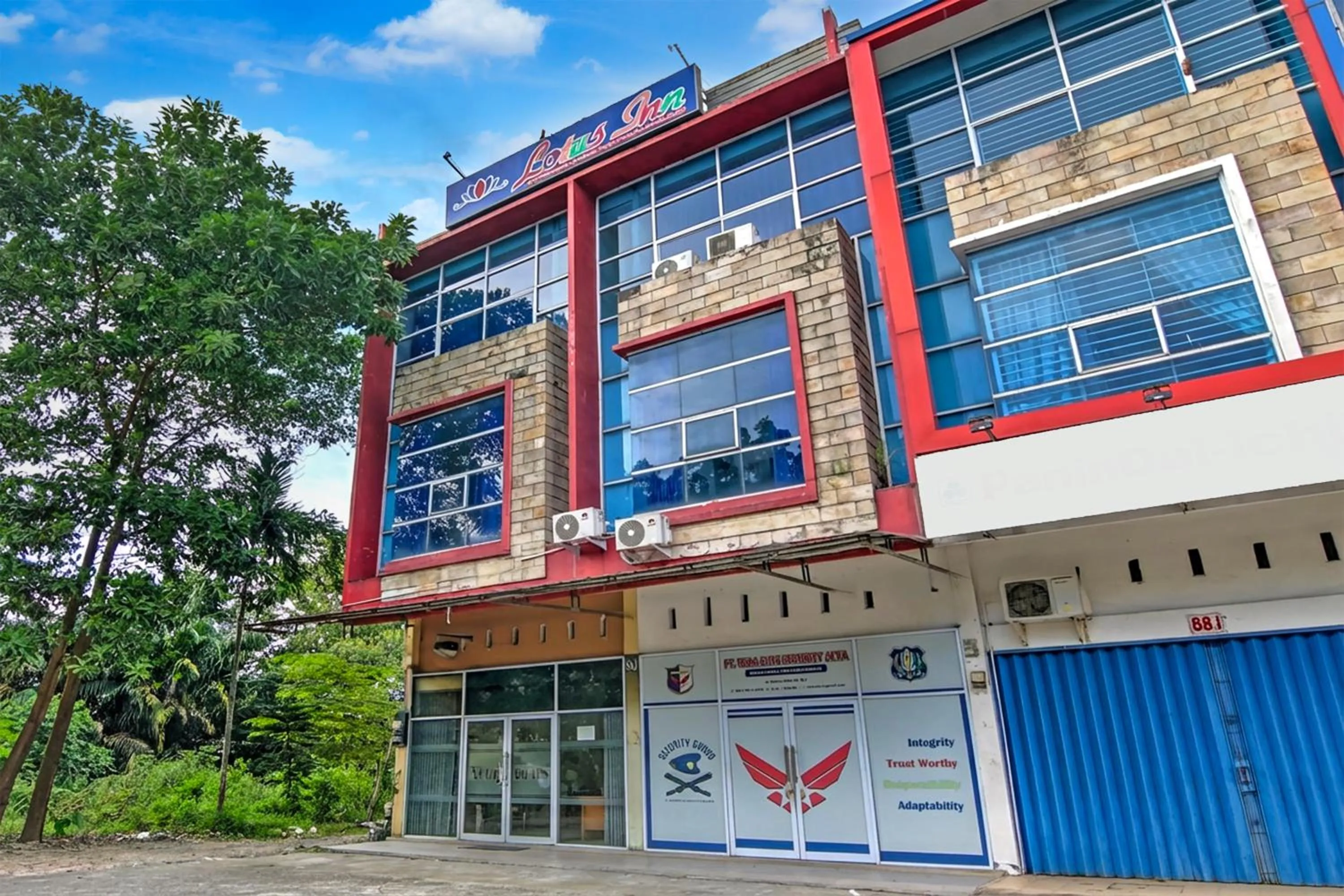 Facade/entrance in Hotel O Pekanbaru near Mall Ciputra Seraya formerly Lotus Inn