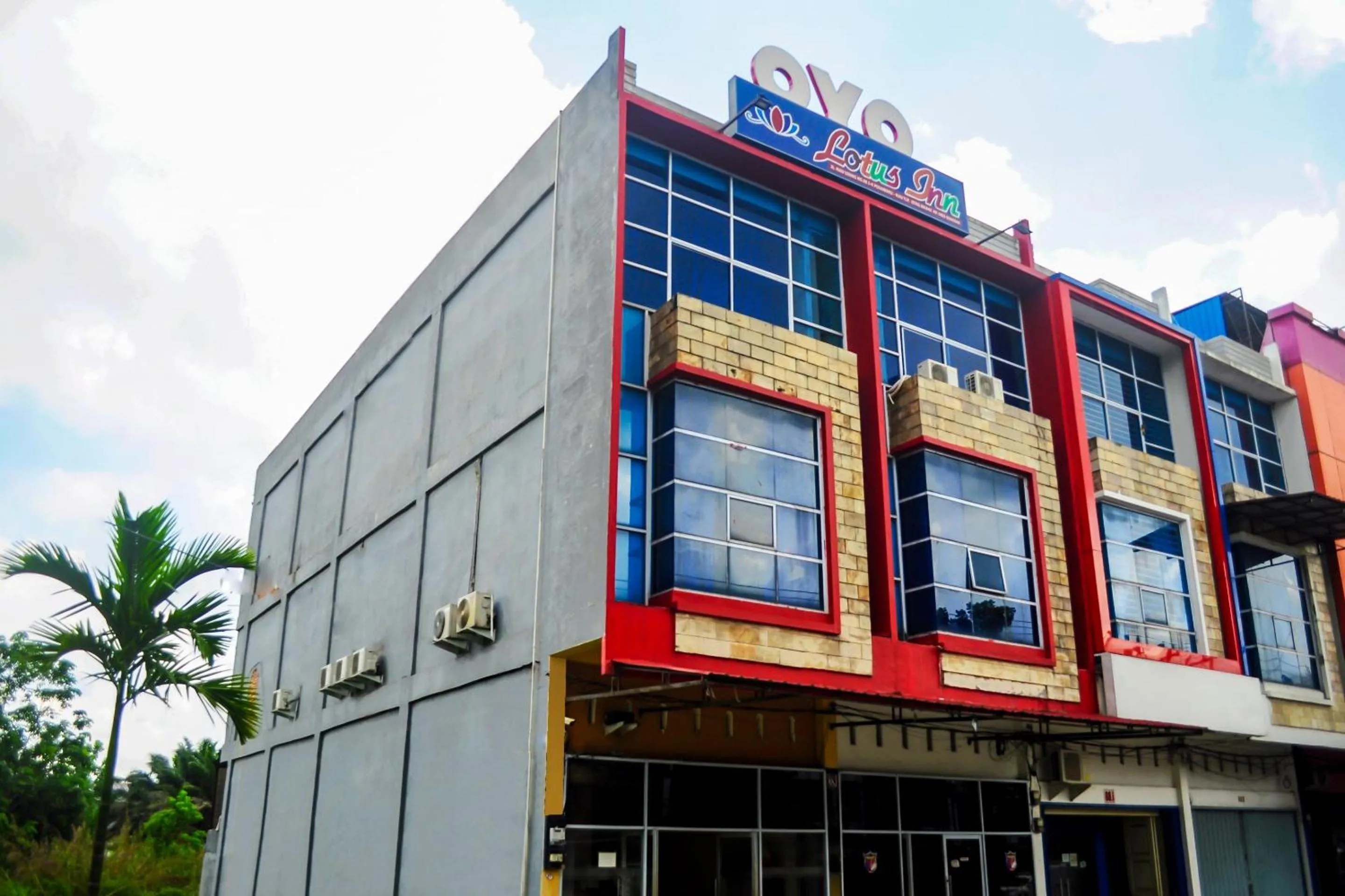 Facade/entrance in Hotel O Pekanbaru near Mall Ciputra Seraya formerly Lotus Inn