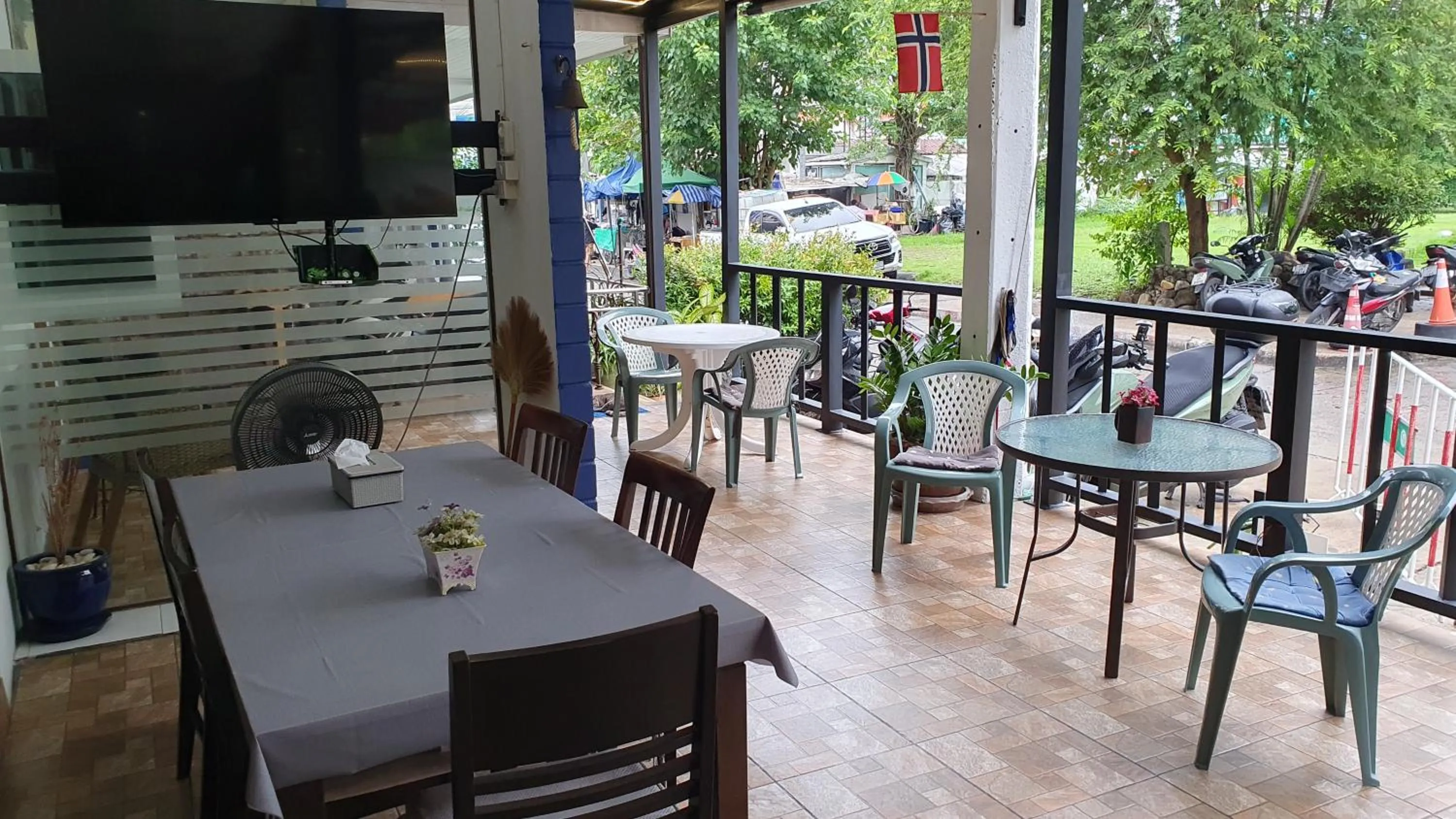 Communal lounge/ TV room in Allstar Guesthouse