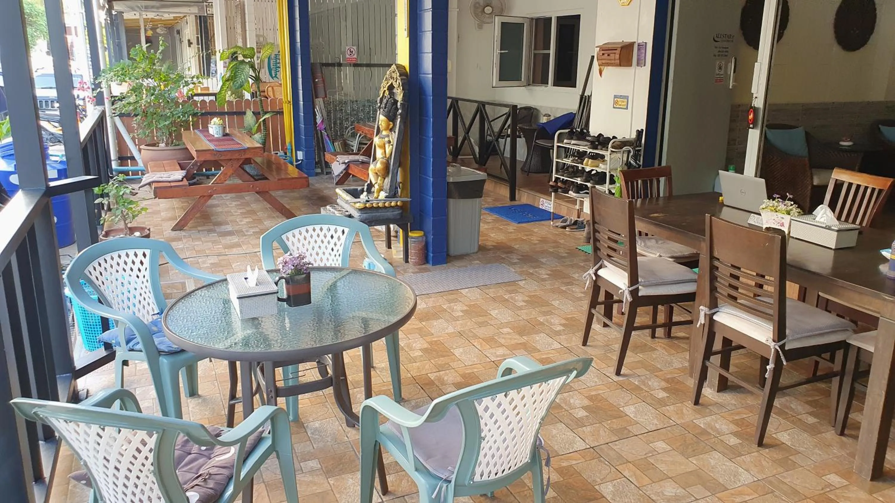 Communal lounge/ TV room in Allstar Guesthouse