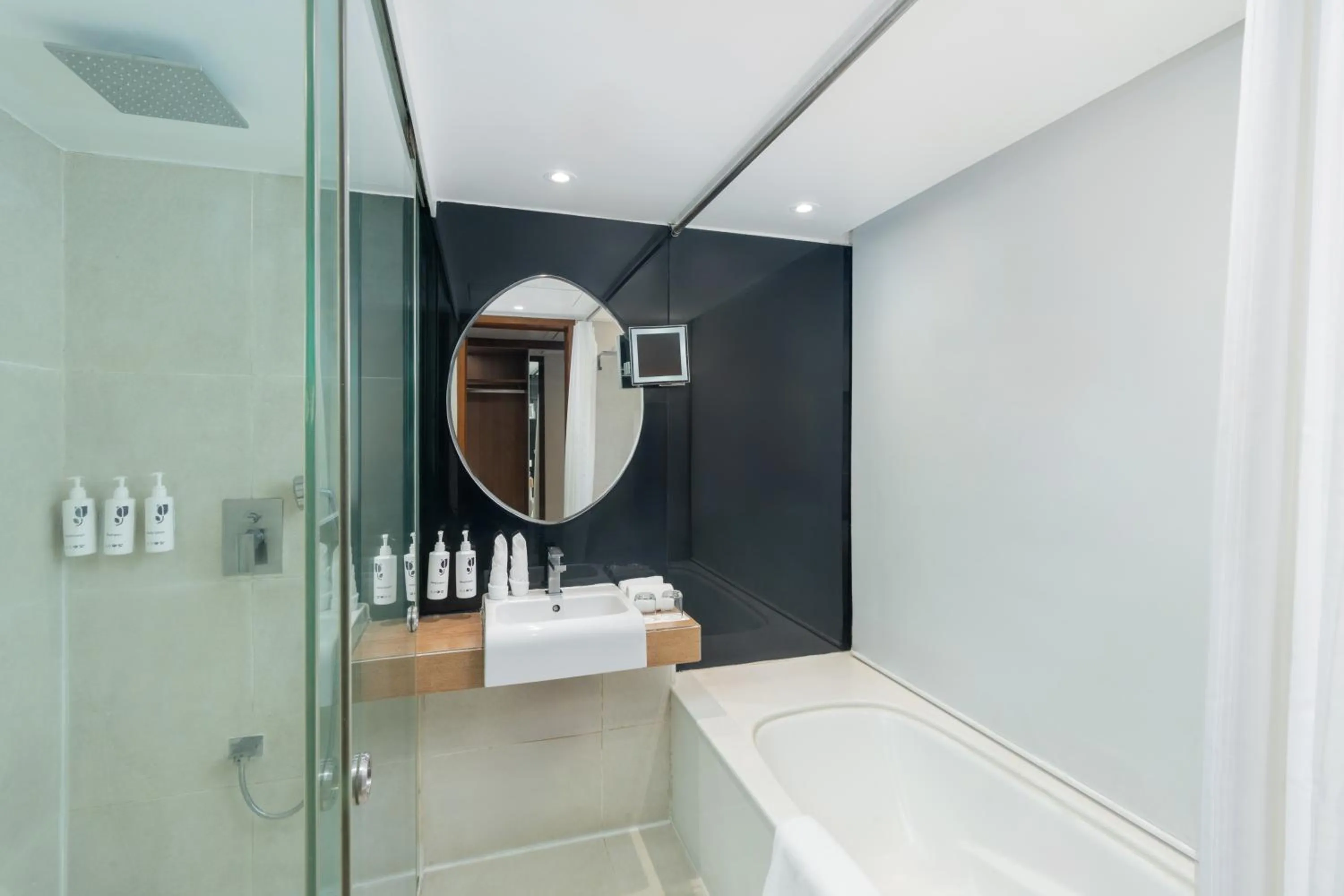 Bath in Country Inn & Suites By Radisson Navi Mumbai