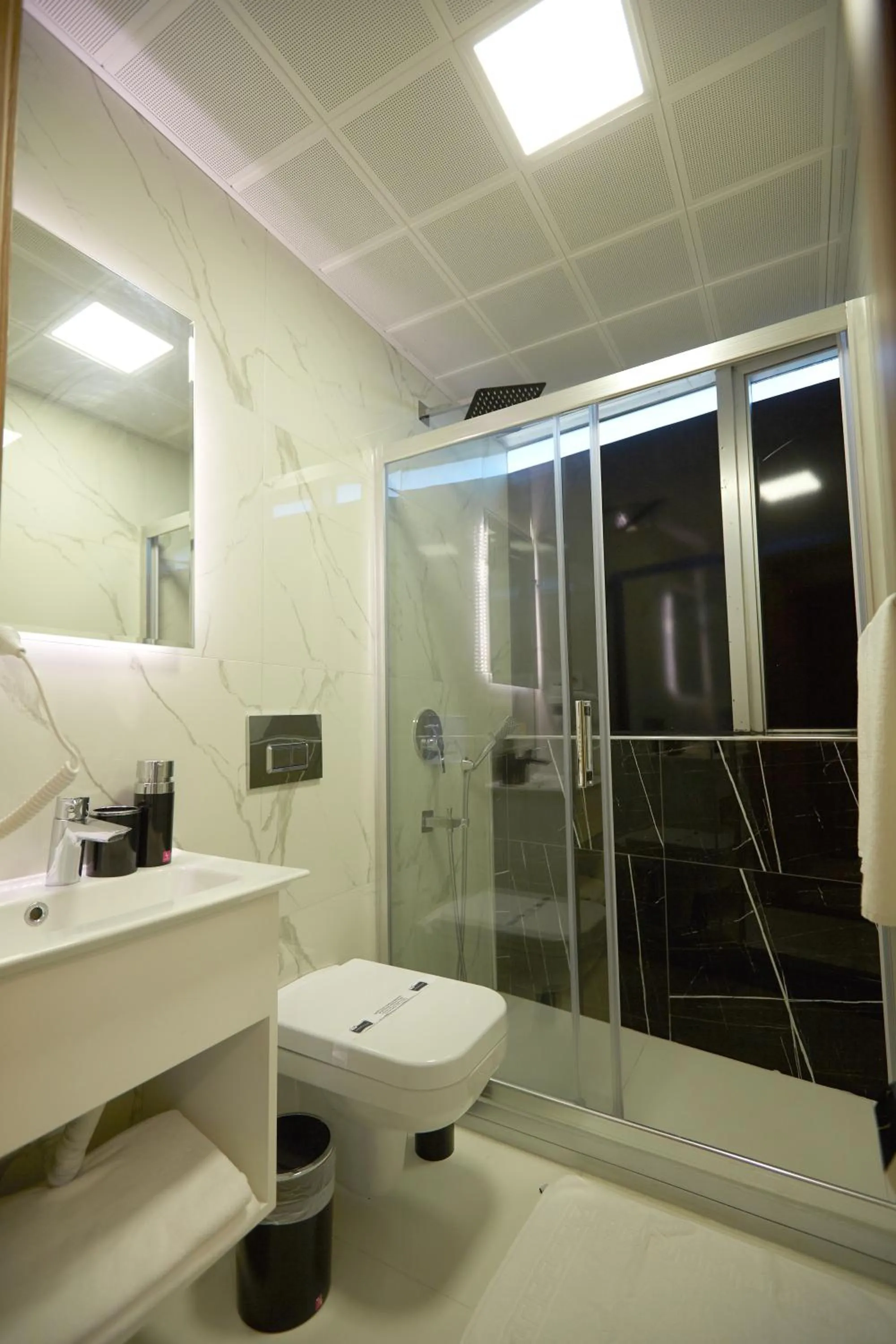 Shower in Kartal Palace Taksim Square FAMILY HOTEL