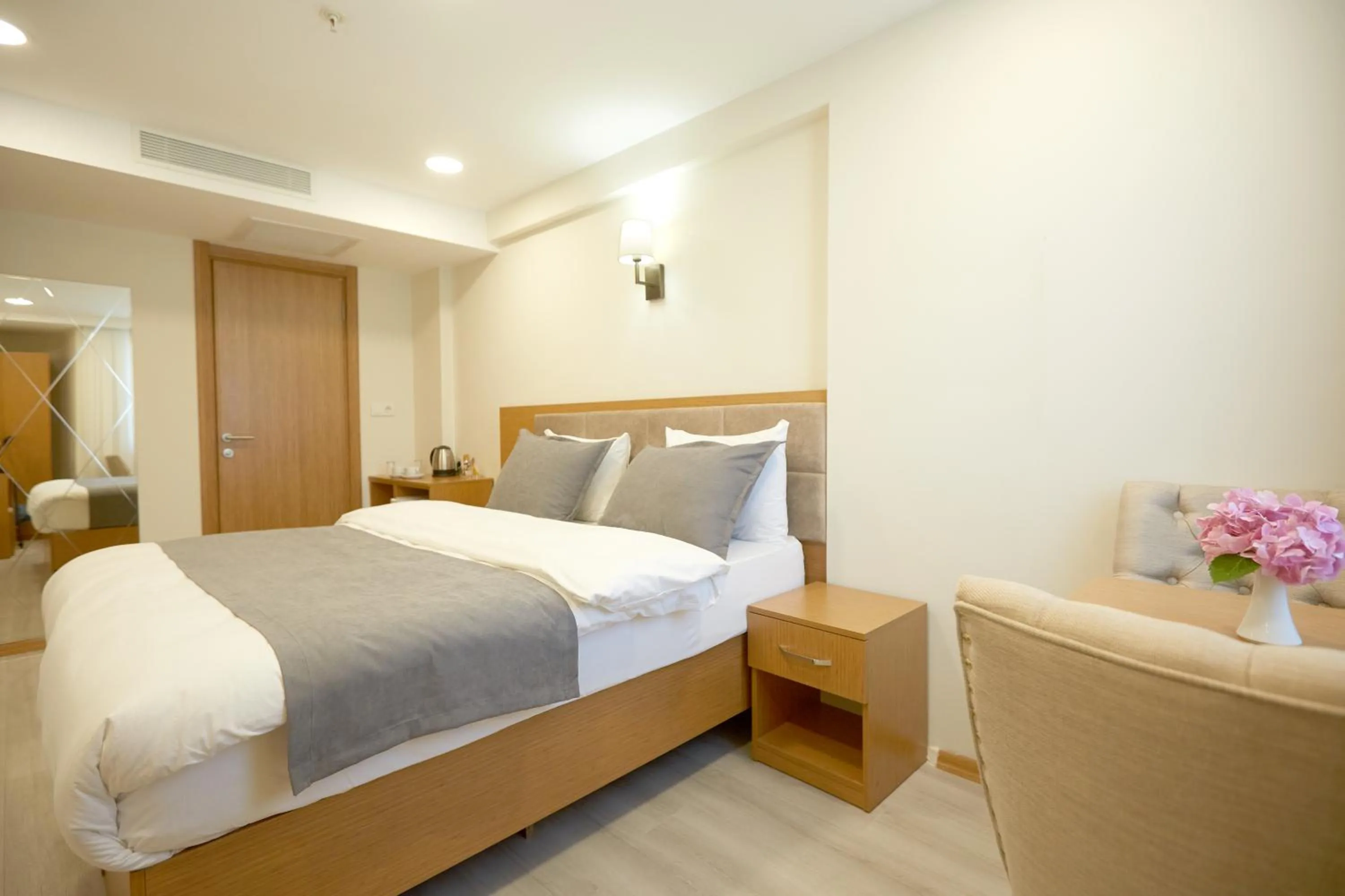 Photo of the whole room, Bed in Kartal Palace Taksim Square FAMILY HOTEL