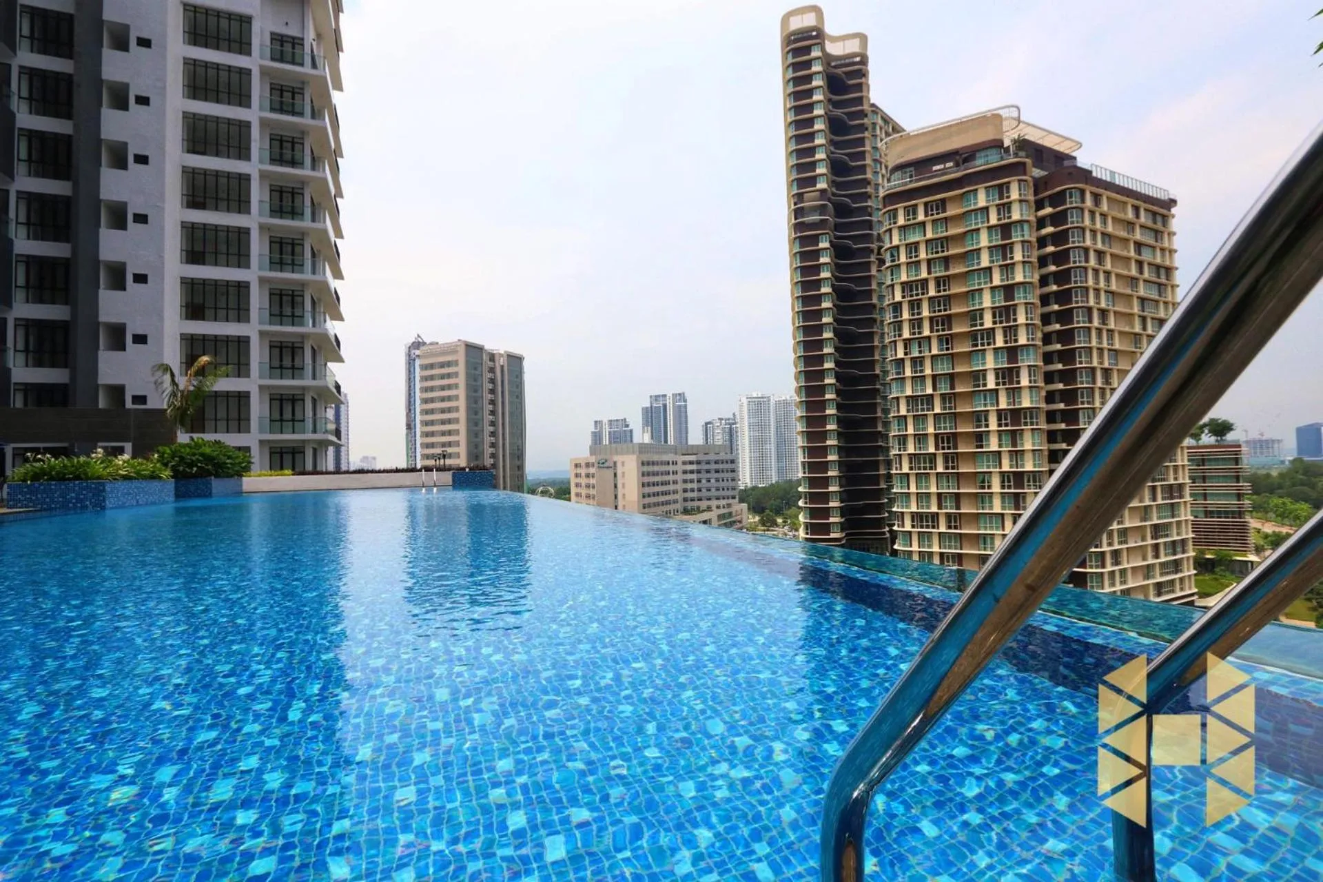 Swimming pool in D'Pristine Medini by Stayrene