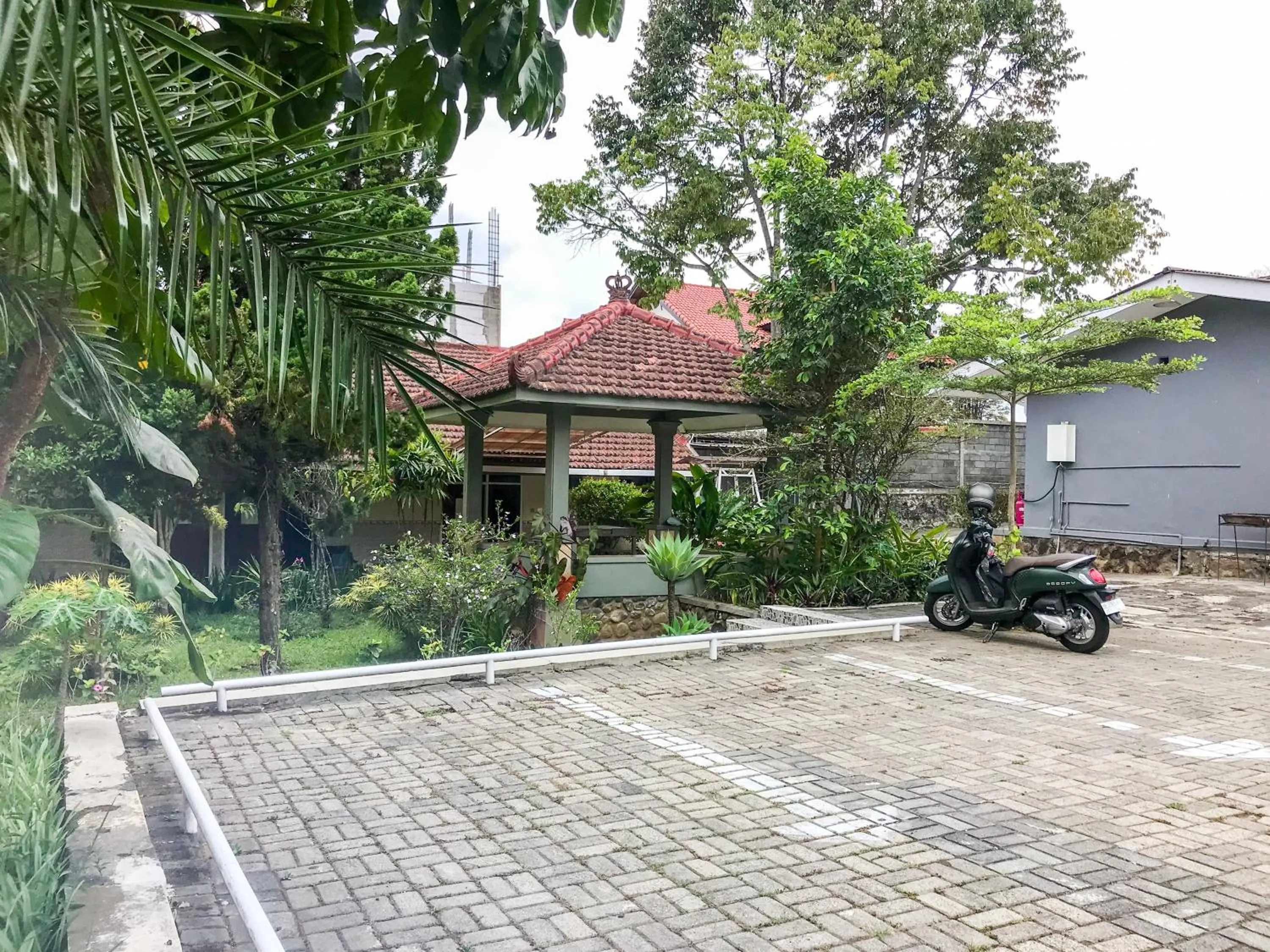 Parking in Villa Bunga Guest House RedPartner