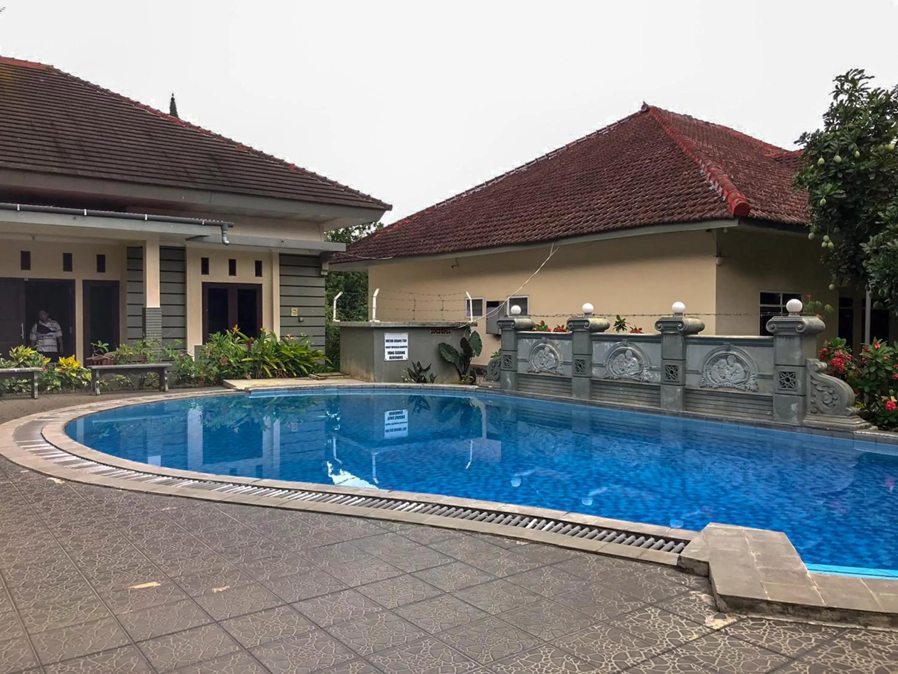 Swimming pool in Villa Bunga Guest House RedPartner