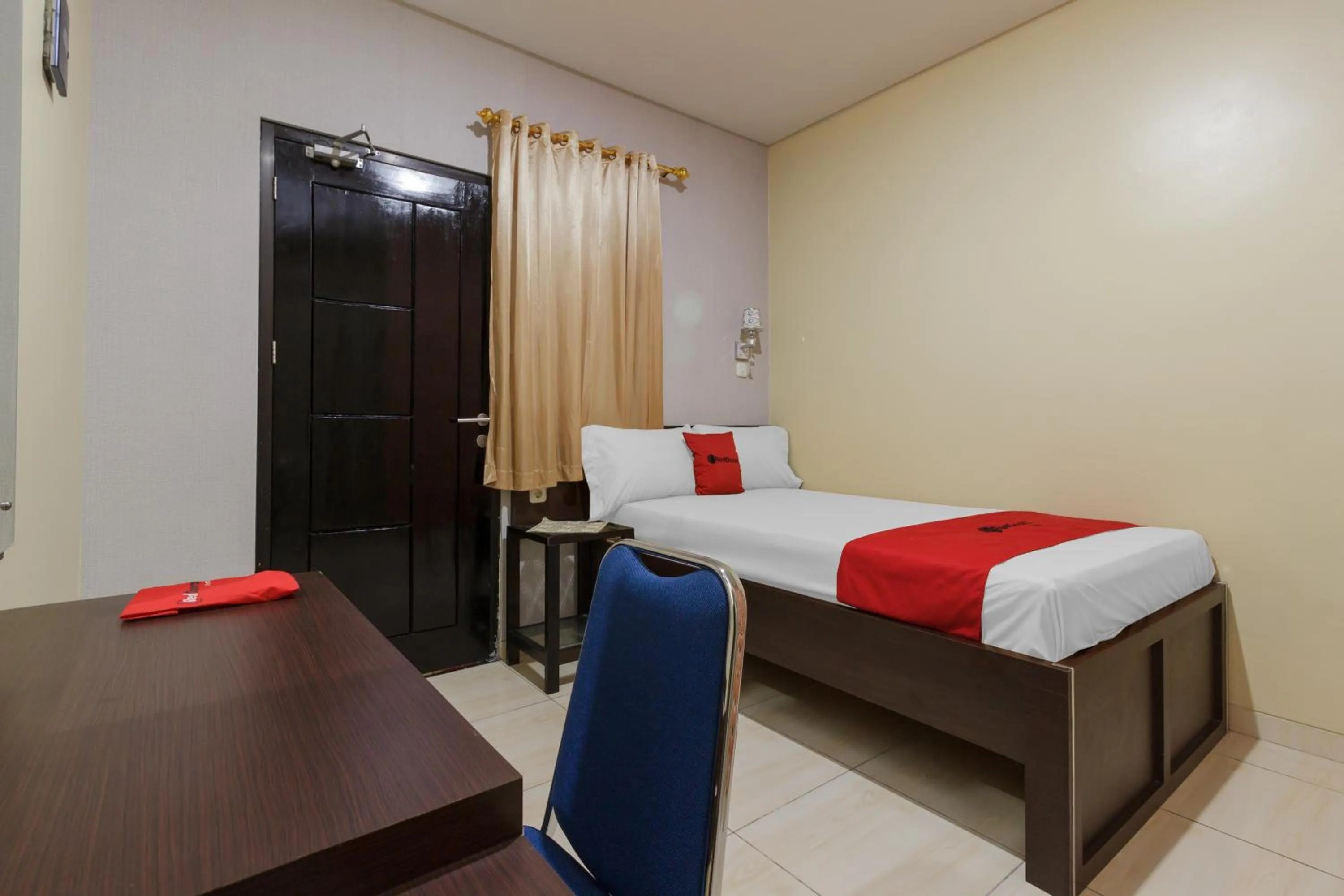 Bedroom, Bed in RedDoorz Plus near Pantai Malalayang Manado
