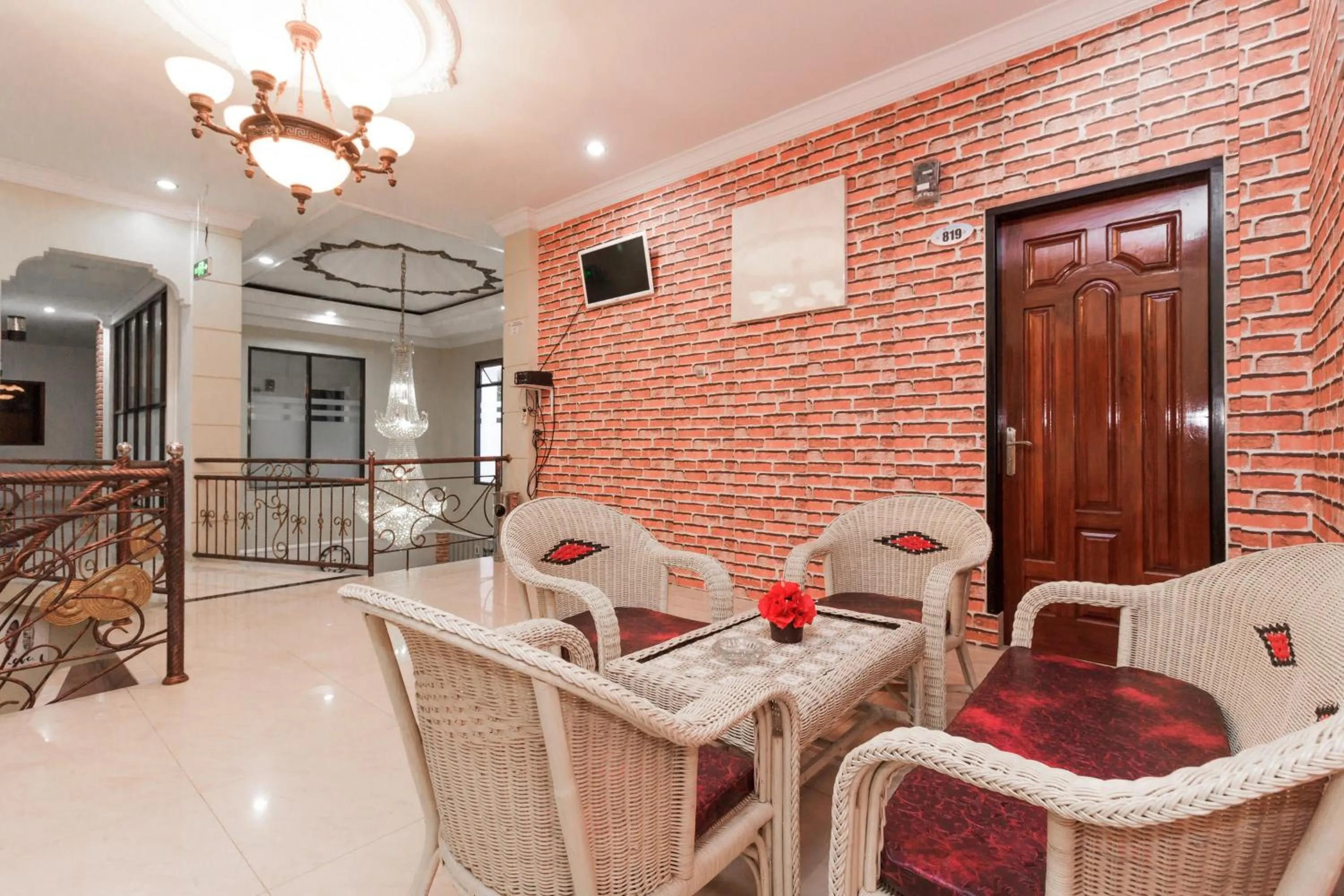 Seating area in RedDoorz Plus near Pantai Malalayang Manado