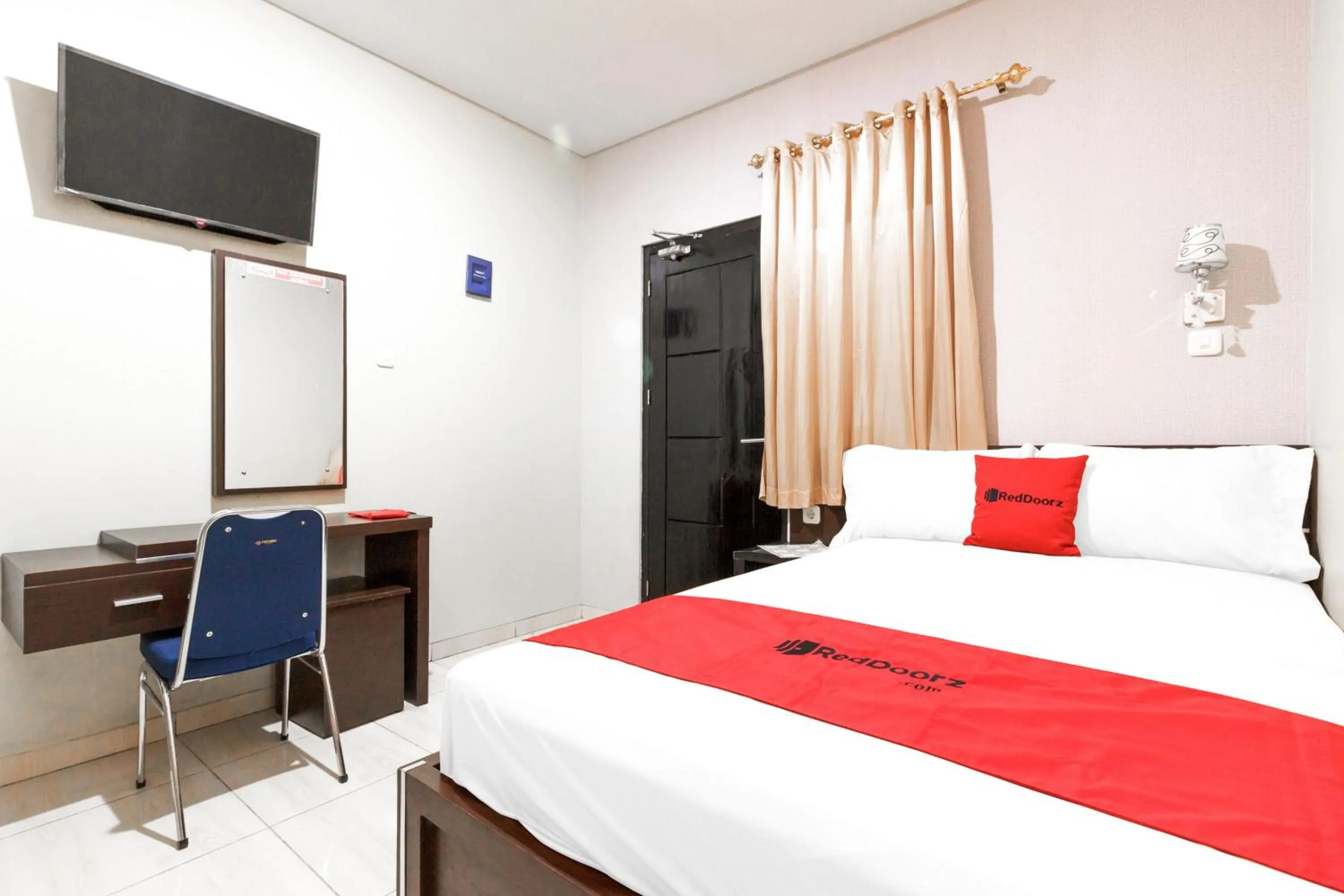 Bedroom, Bed in RedDoorz Plus near Pantai Malalayang Manado