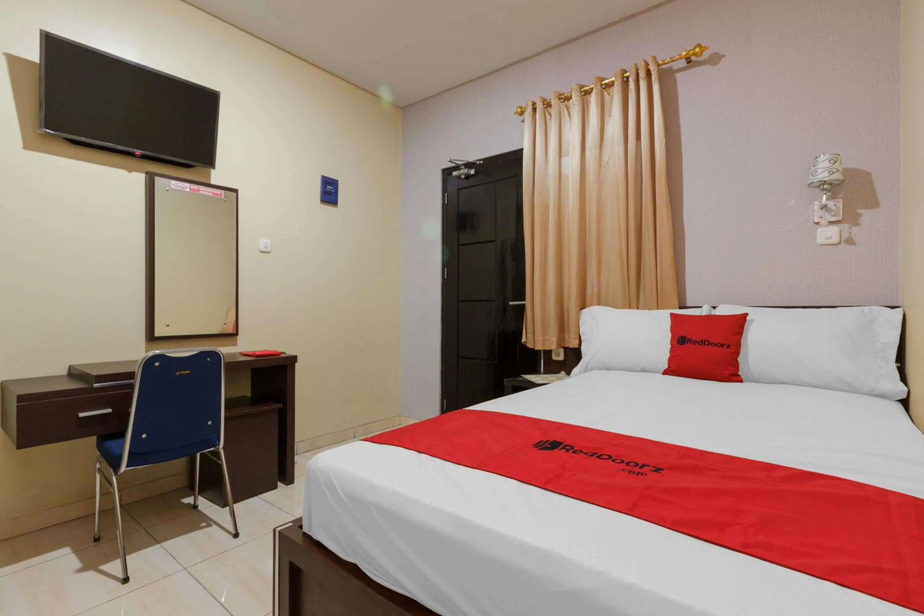 Bedroom, Bed in RedDoorz Plus near Pantai Malalayang Manado