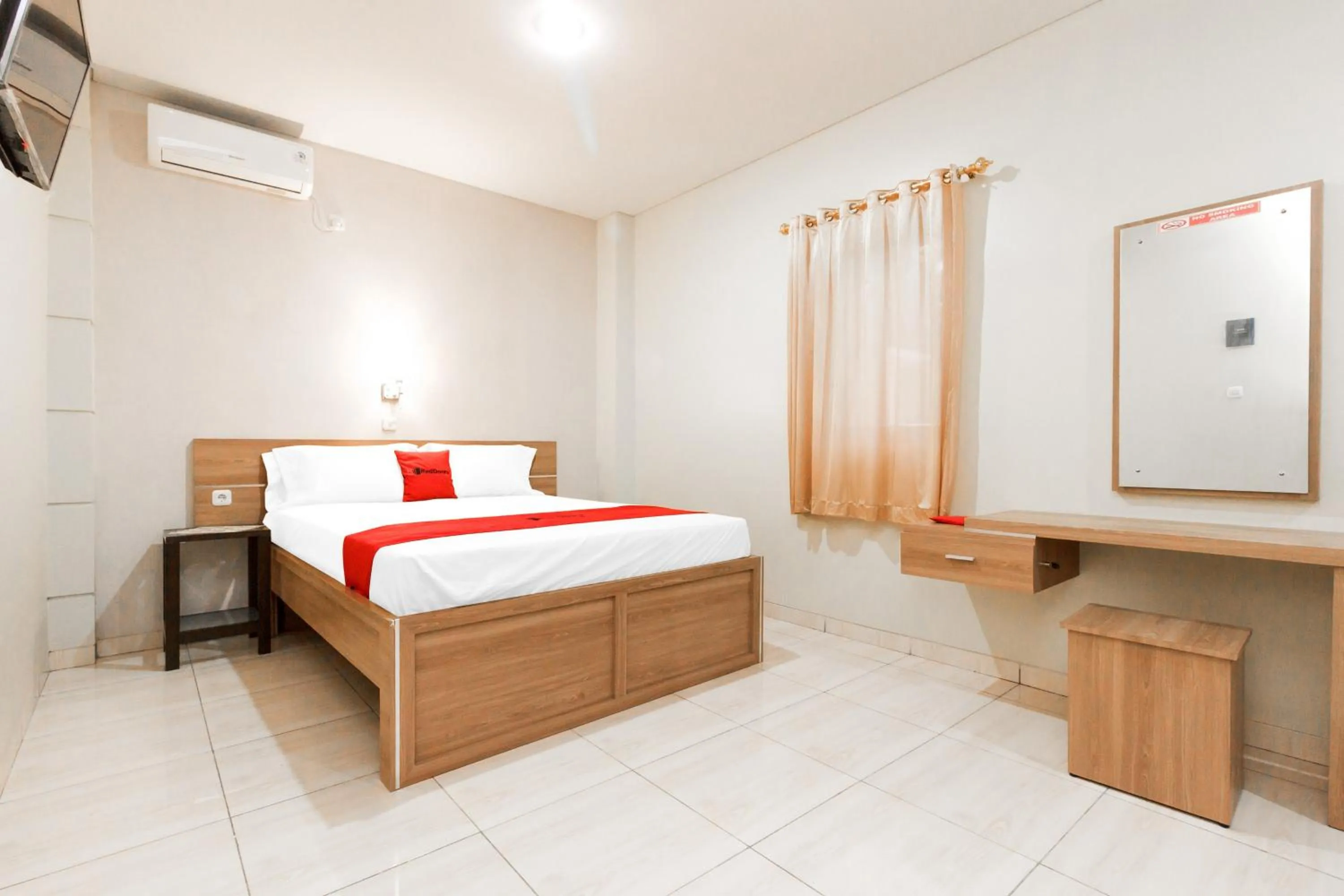 Deluxe Double or Twin Room in RedDoorz Plus near Pantai Malalayang Manado