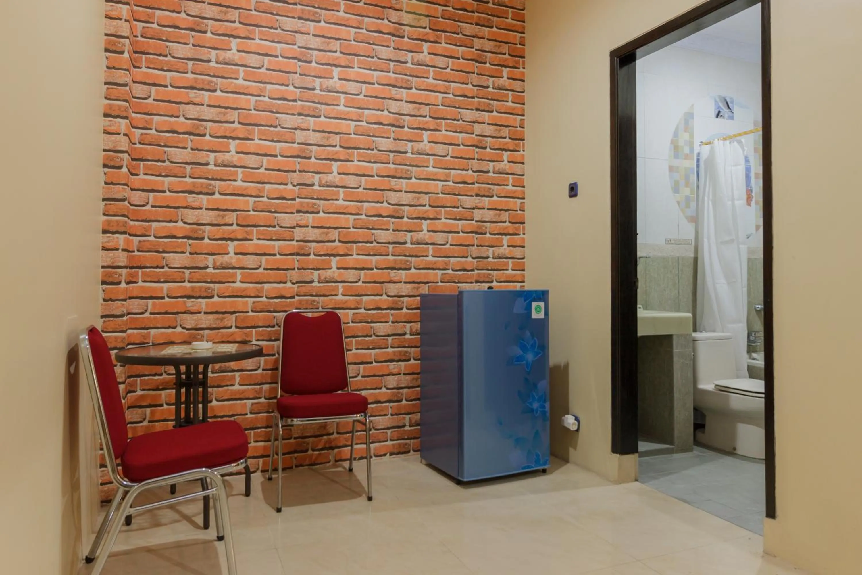 Living room in RedDoorz Plus near Pantai Malalayang Manado