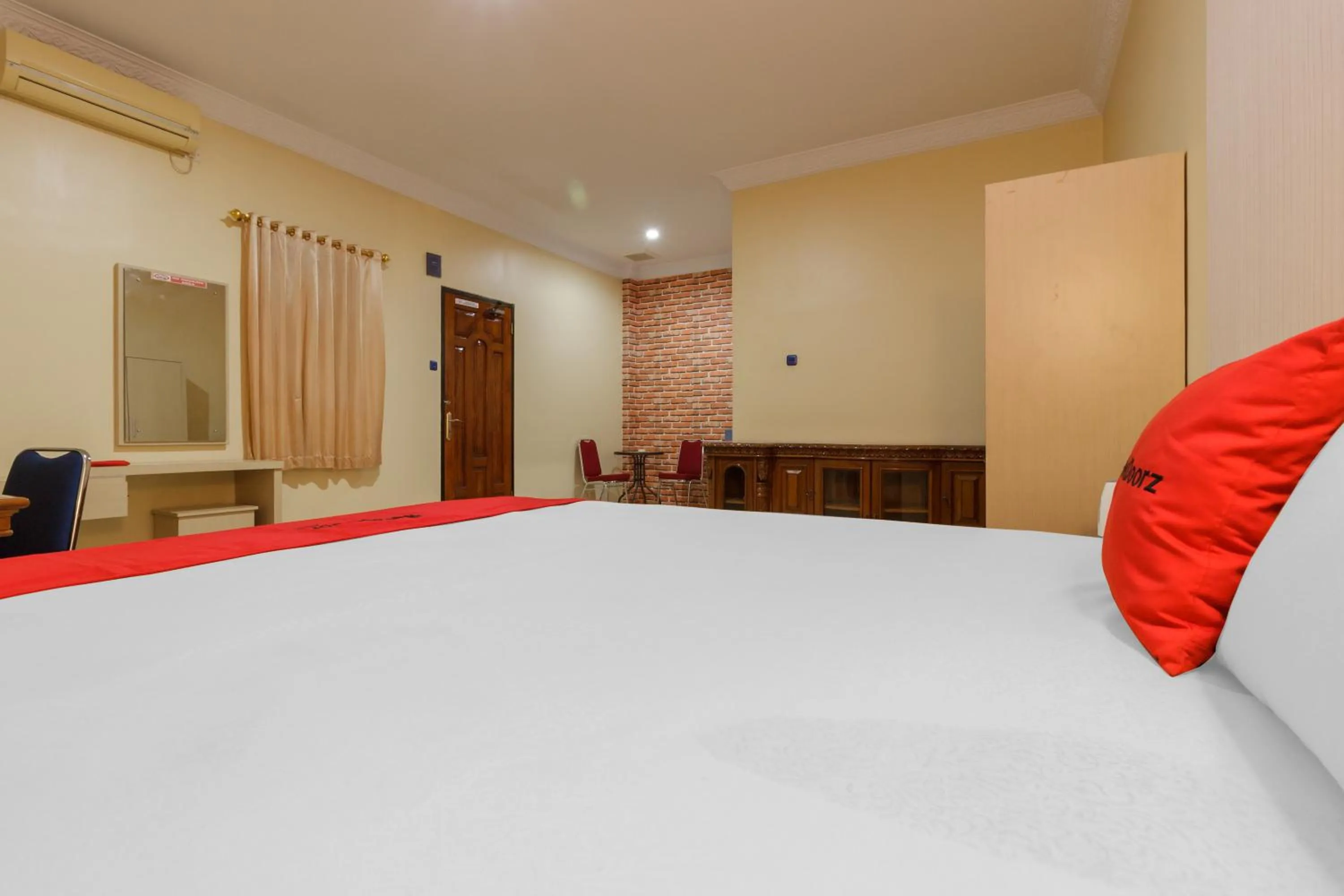 Bedroom, Bed in RedDoorz Plus near Pantai Malalayang Manado