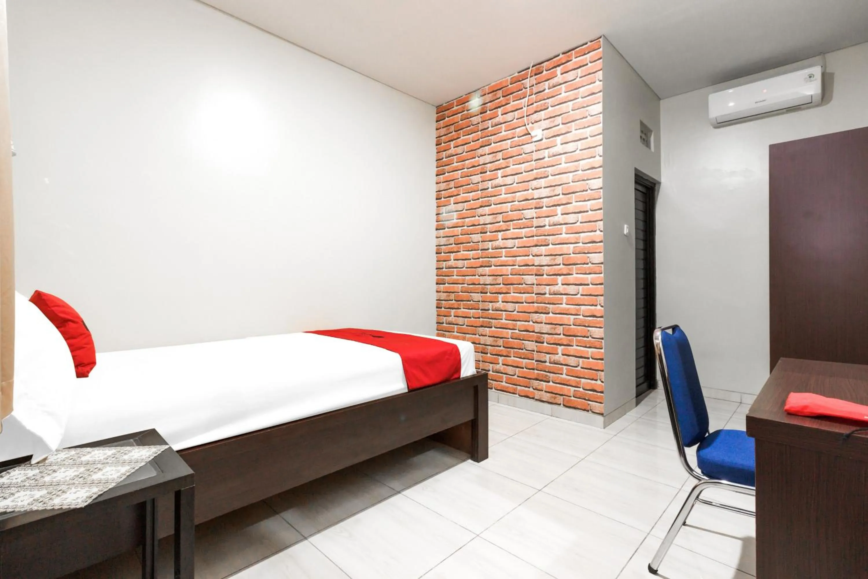 Bedroom, Bed in RedDoorz Plus near Pantai Malalayang Manado
