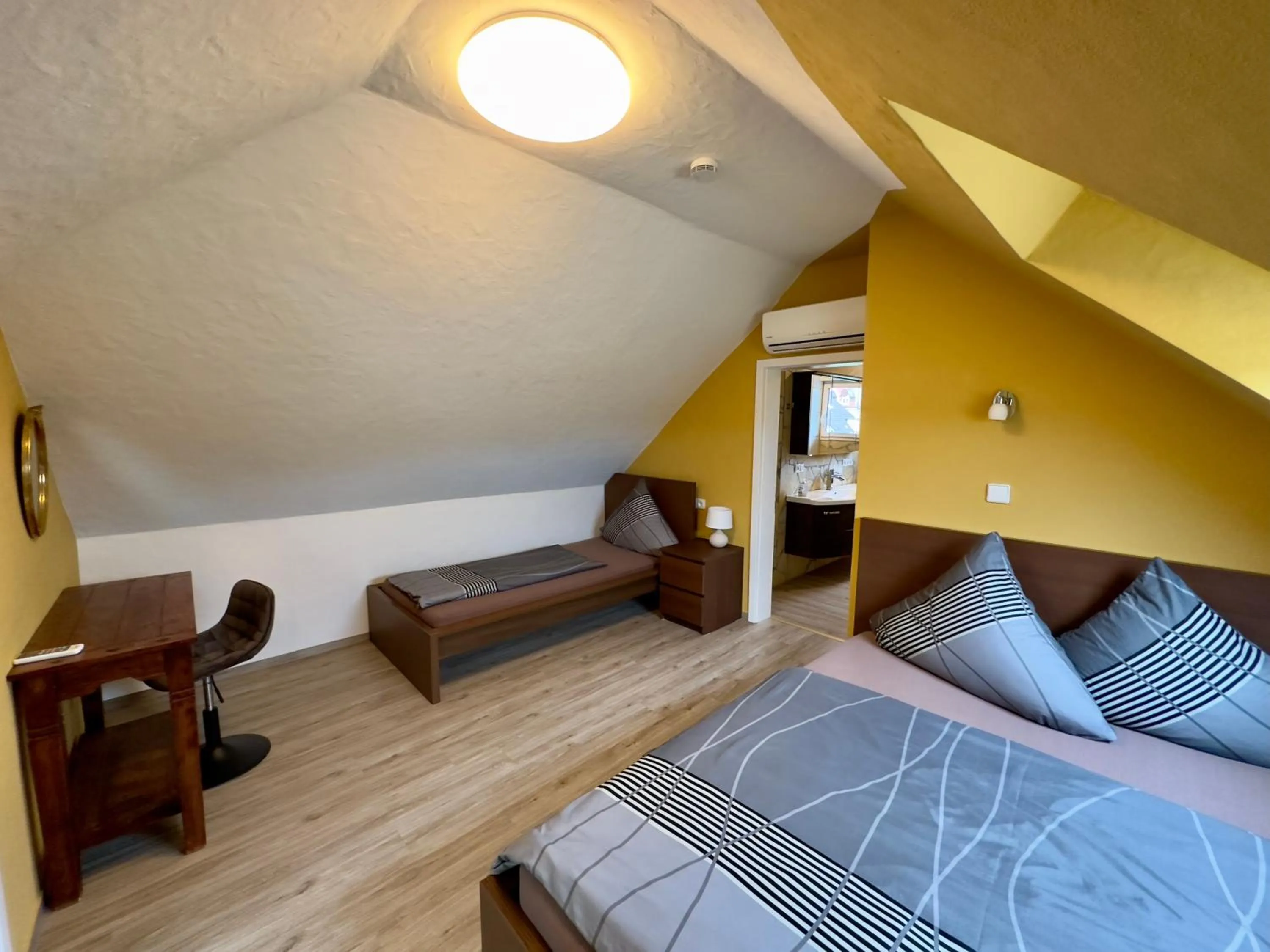 Bed in Europa Pension zum Grünen Baum