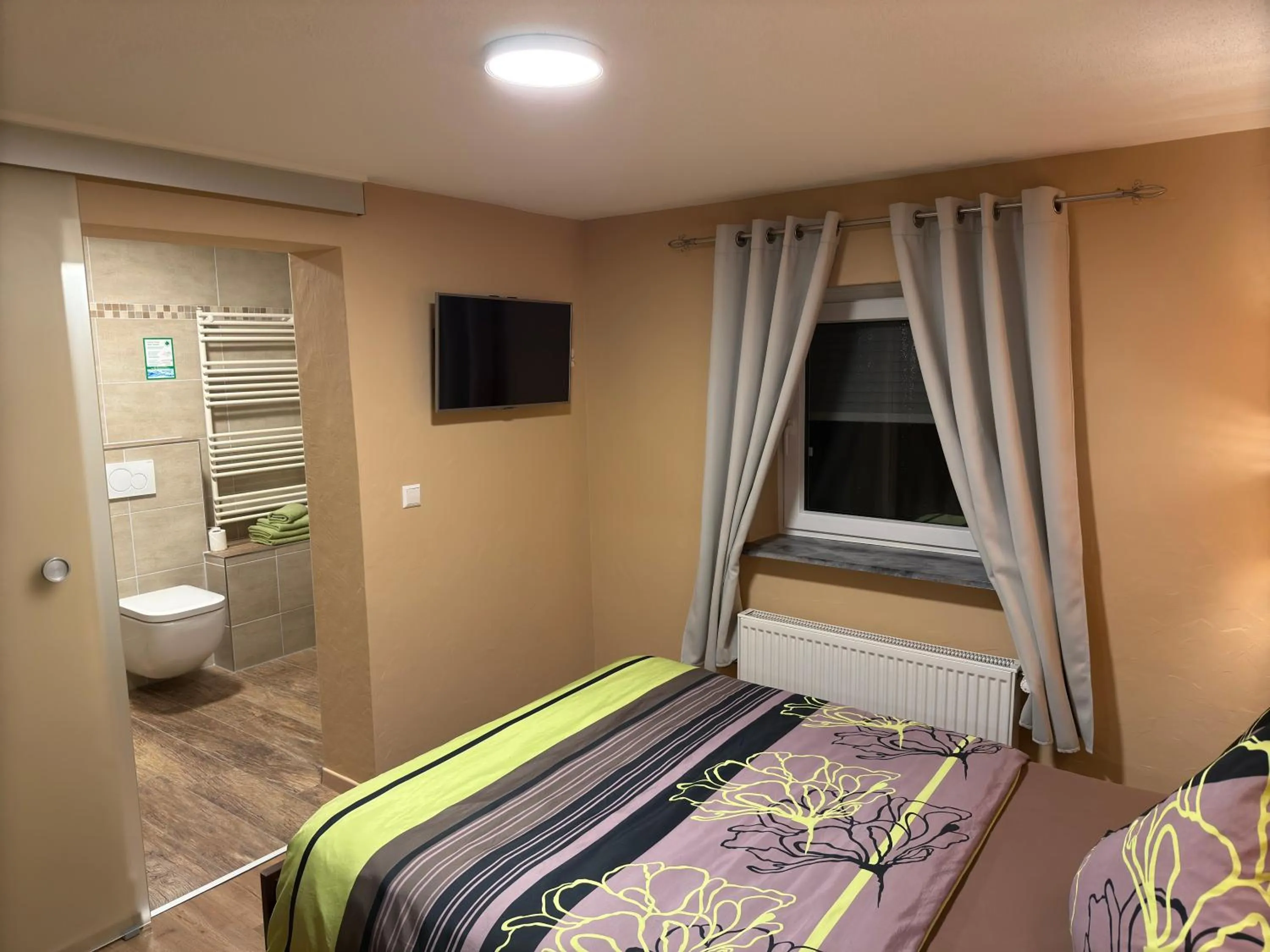 Bed in Europa Pension zum Grünen Baum