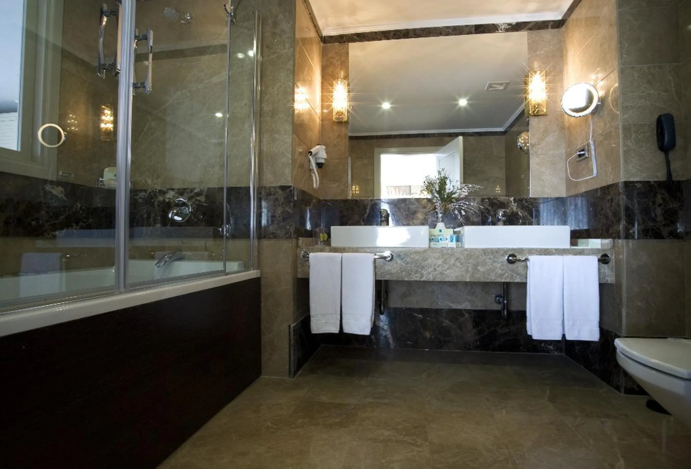 Photo of the whole room in Dream Hill Business Deluxe Hotel Asia